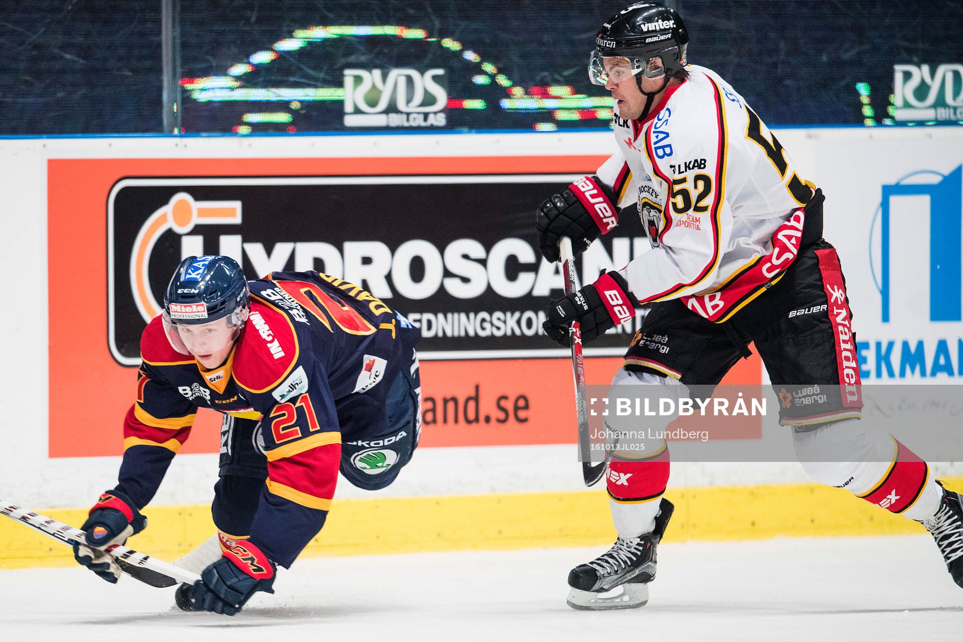 Djurgårdens Jonathan Davidsson faller i en duell mot