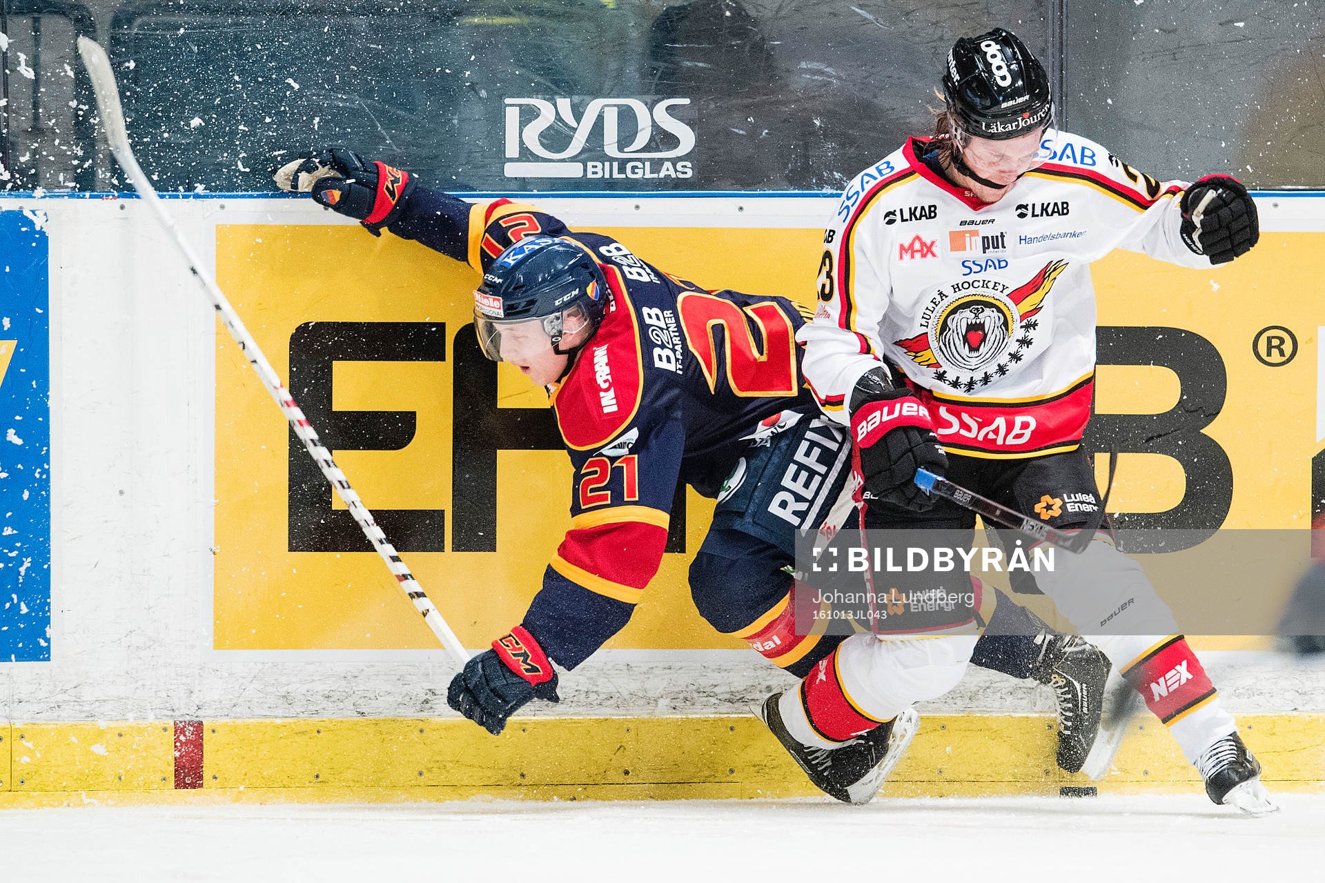 Luleås Viktor Amnér med en tackling på Djurgårdens