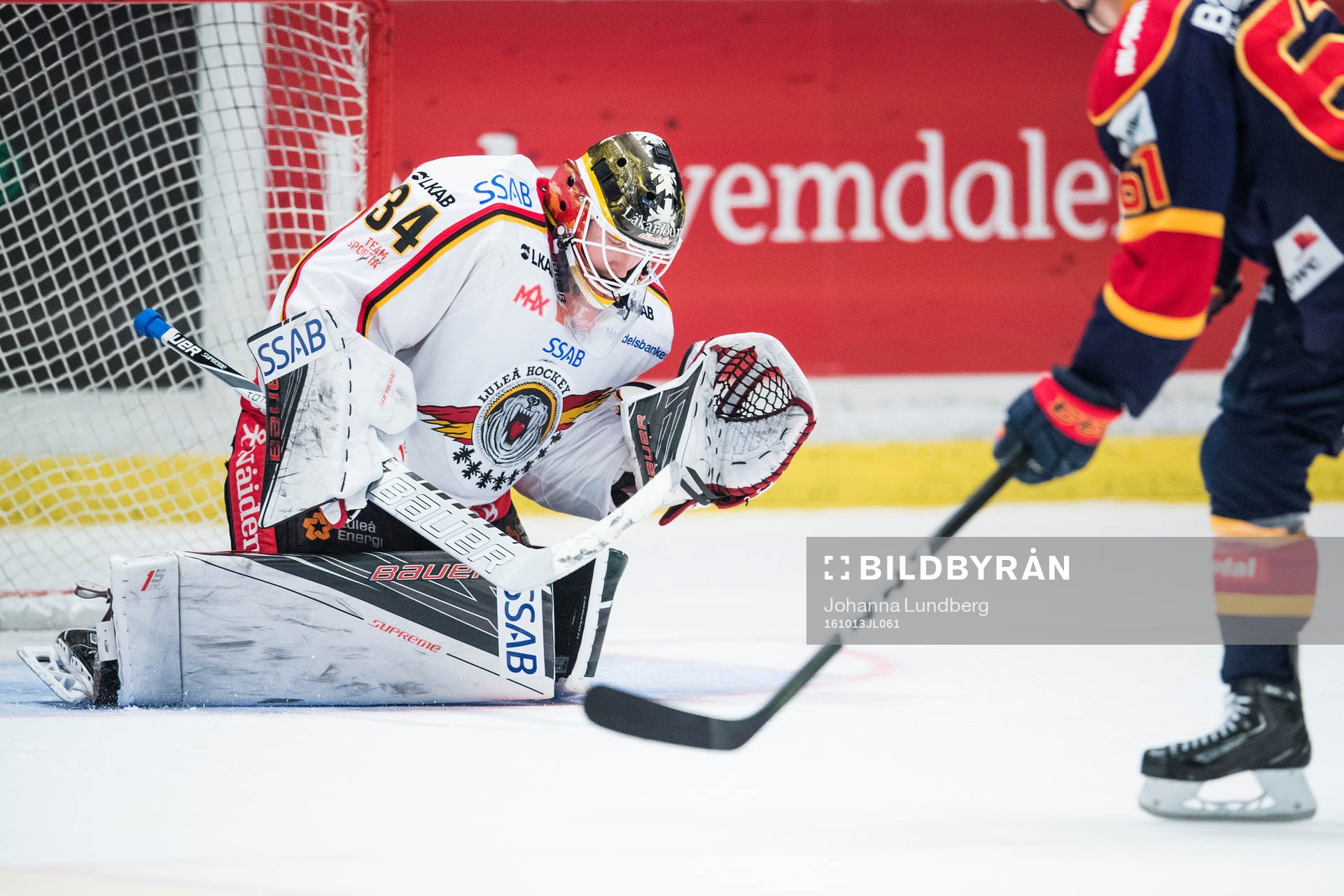 Luleås målvakt Joel Lassinatti räddar en straff från