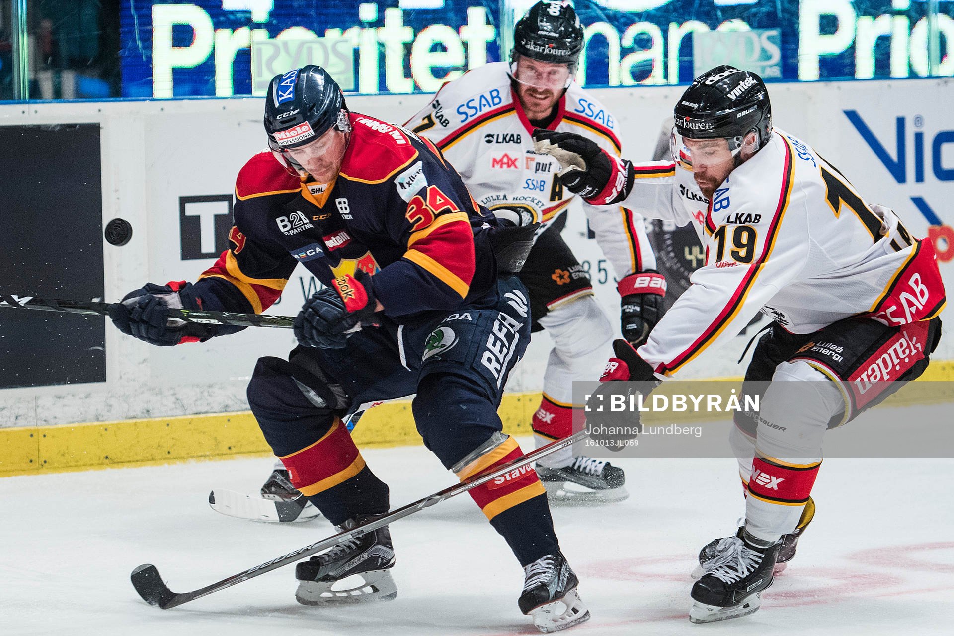 Djurgårdens Daniel Brodin i en duell med Luleås Jacob