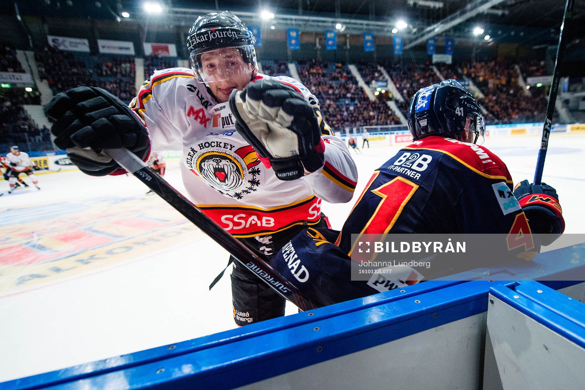 Luleås Anton Hedman tacklar Djurgårdens Alexander Falk