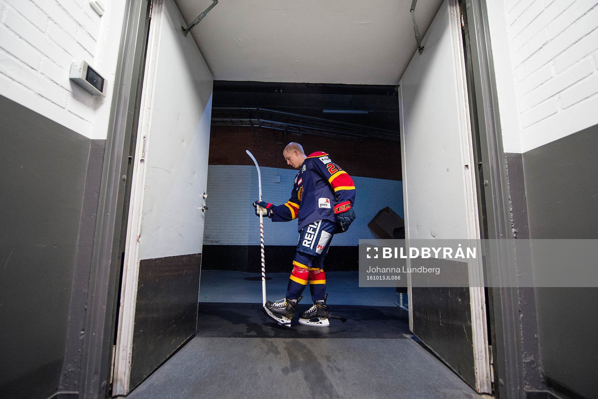 Djurgårdens Jonathan Davidsson tar av sig sitt
