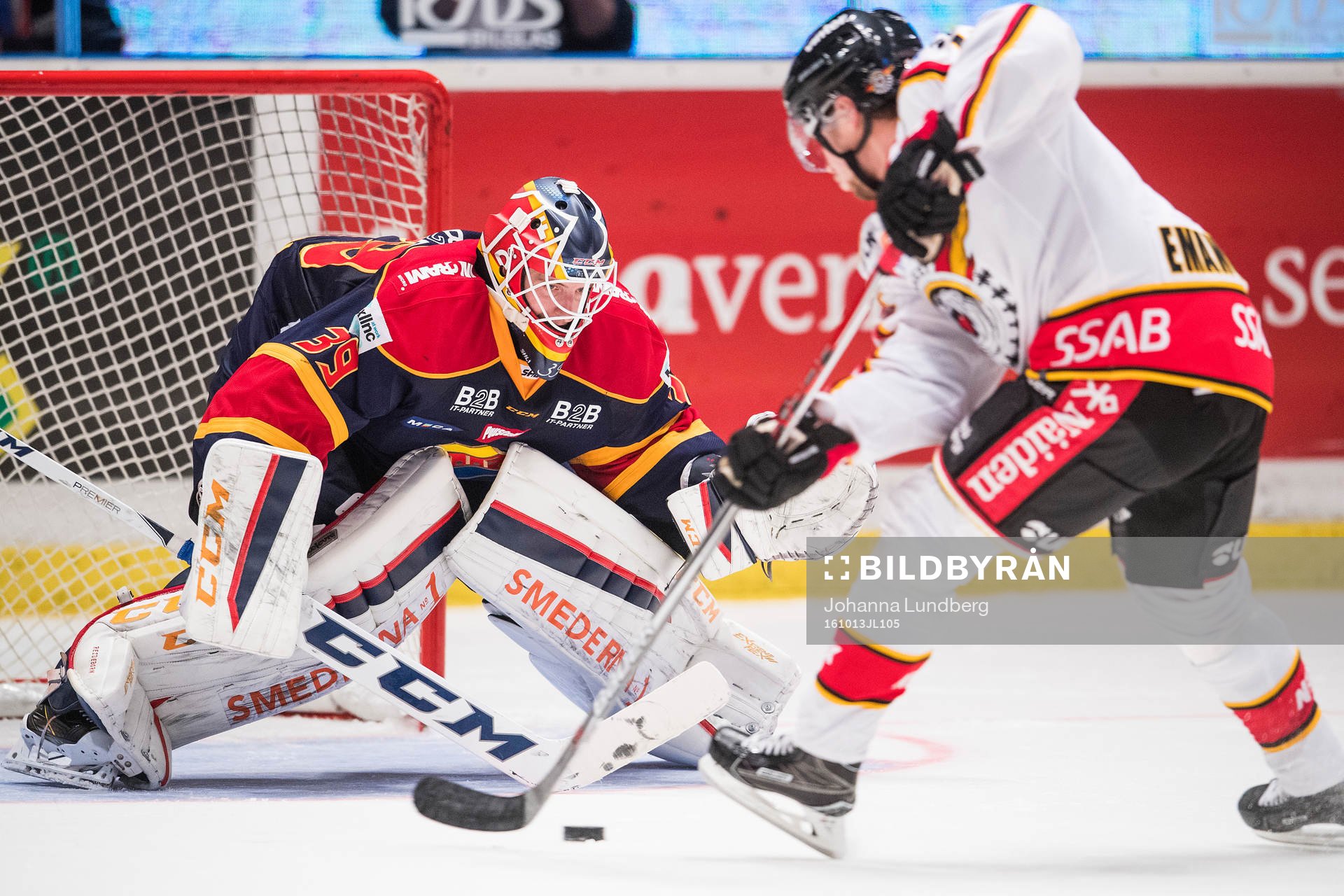 Luleås Tim Kennedy mot Djurgårdens målvakt Adam Reideborn