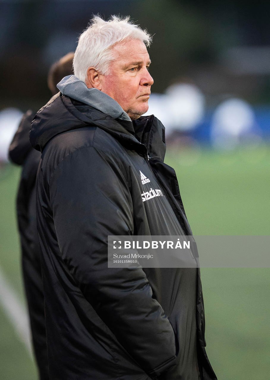 Oskarshamns tränare Conny Karlsson under fotbollsmatchen i Svenska Cupen mellan Oskarshamn och IFK Göteborg den 13 oktober 2016 i Oskarshamn.