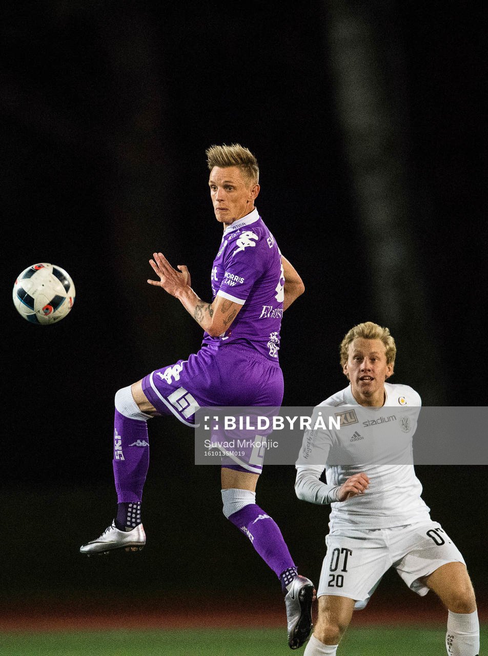 IFK Göteborgs Sören Rieks och Oskarshamns Jakob Rydberg under fotbollsmatchen i Svenska Cupen mellan Oskarshamn och IFK Göteborg den 13 oktober 2016 i Oskarshamn.