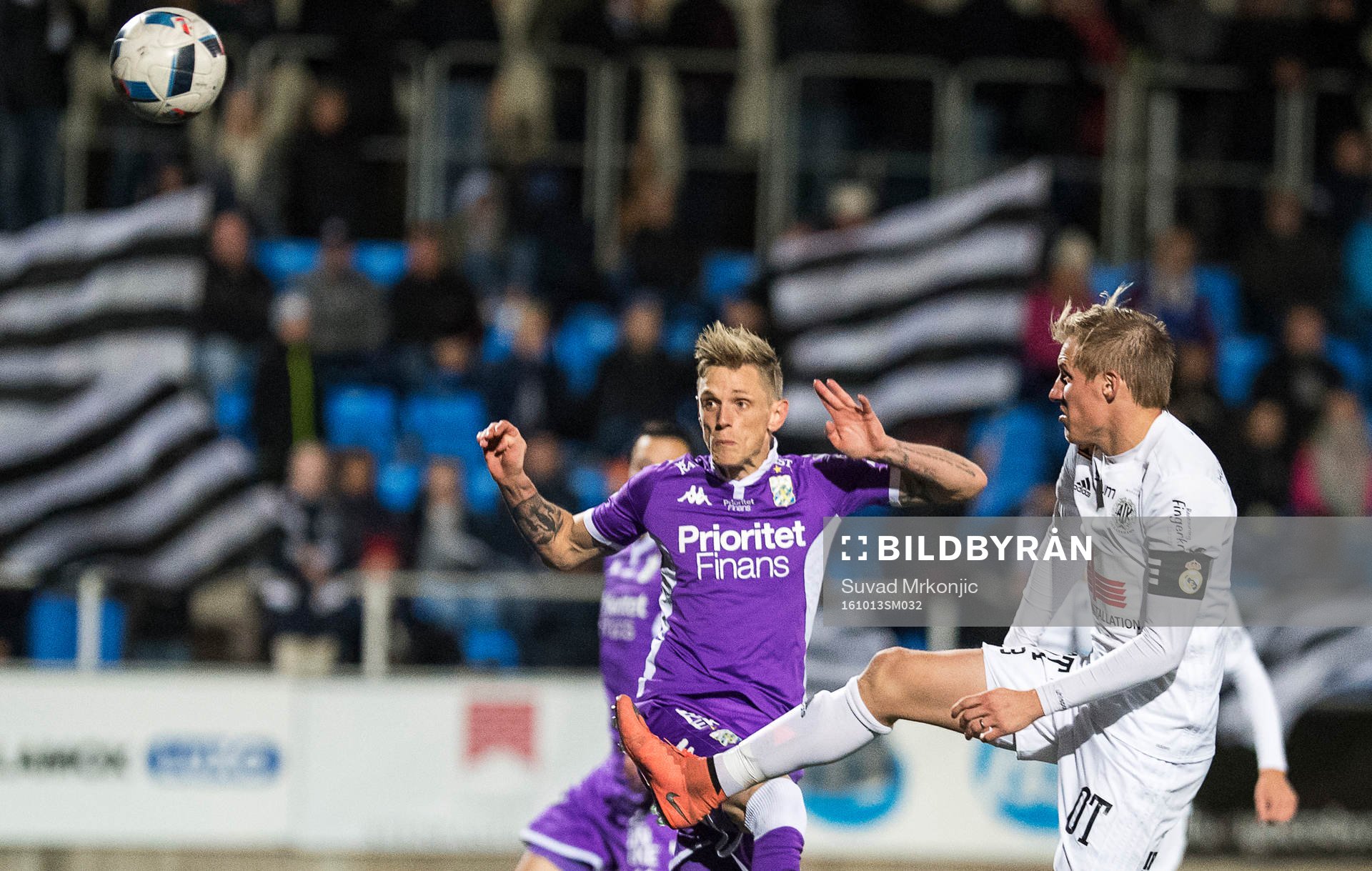 IFK Göteborgs Sören Rieks nickar in 4-0 målet medan