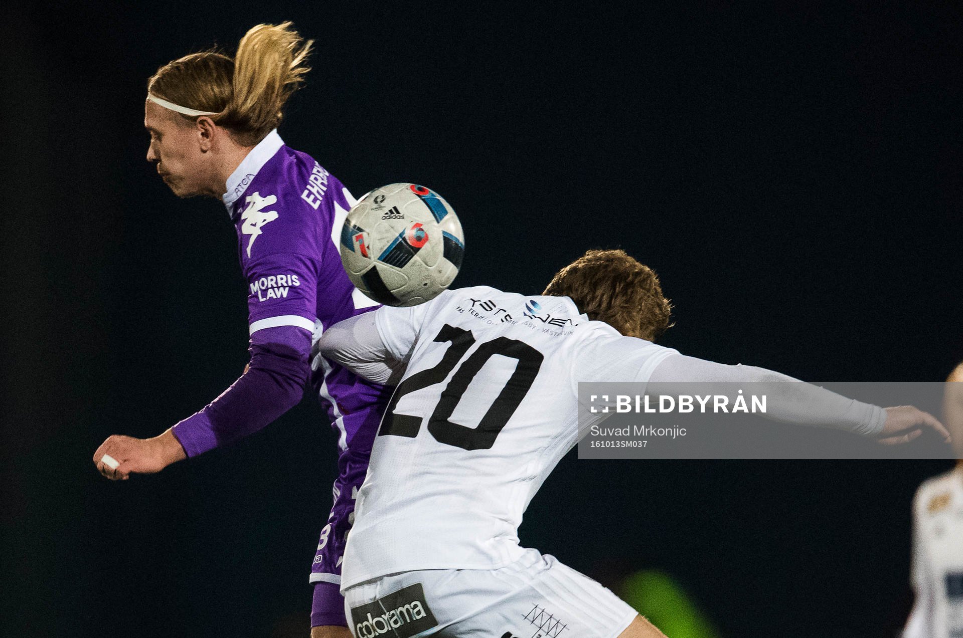 IFK Göteborgs Elias Mar Omarsson och Oskarshamns Jakob Rydberg under fotbollsmatchen i Svenska Cupen mellan Oskarshamn och IFK Göteborg den 13 oktober 2016 i Oskarshamn.