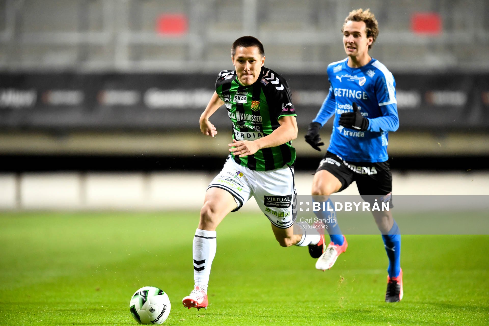 GAIS Johan Ramhorn och Halmstads Alexander Henningsson under fotbollsmatchen i Superettan mellan GAIS och Halmstad den 14 oktober 2016 i Göteborg.