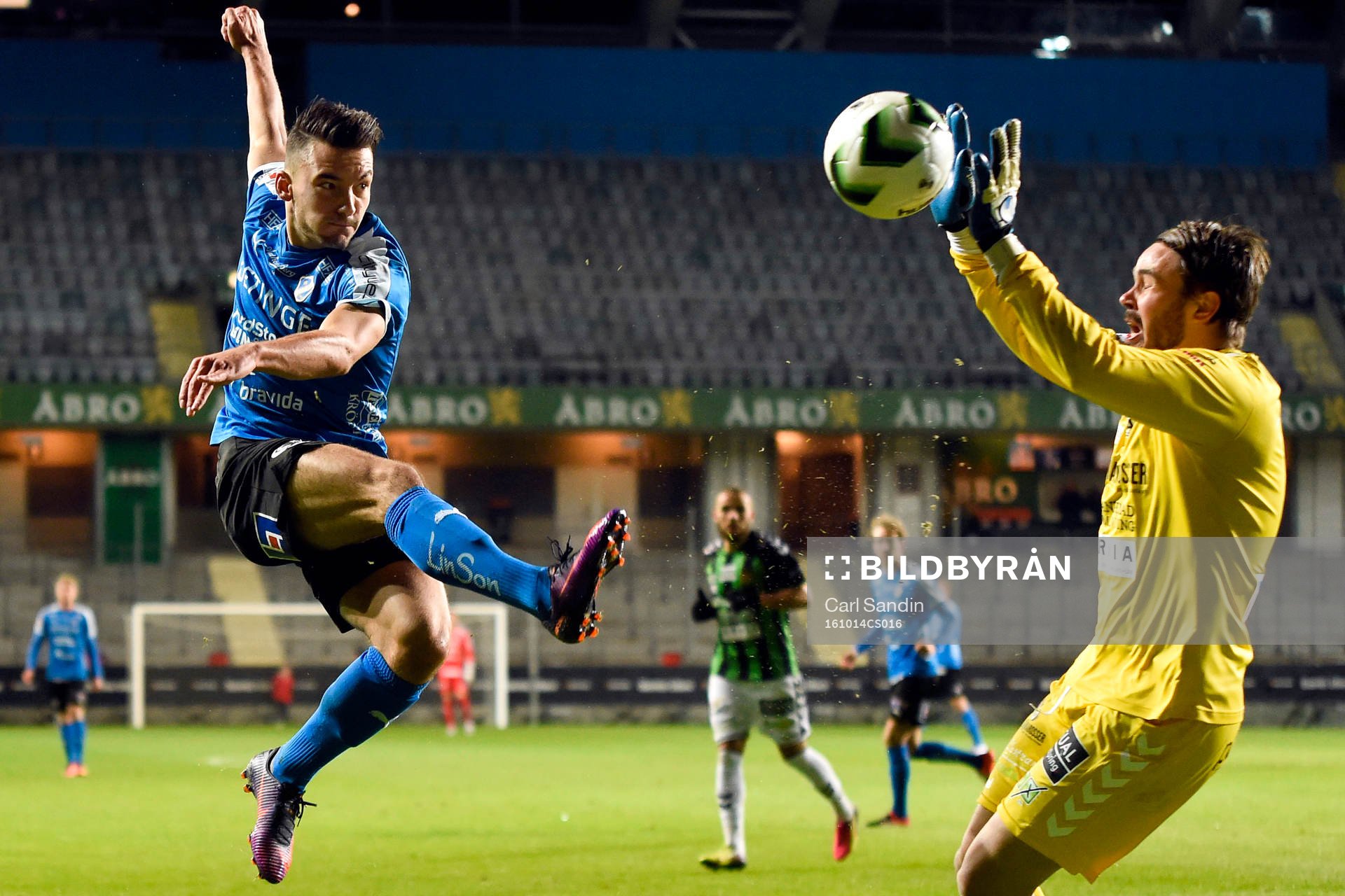 Halmstads Sead Haksabanovic och GAIS målvakt Tommi Vaiho