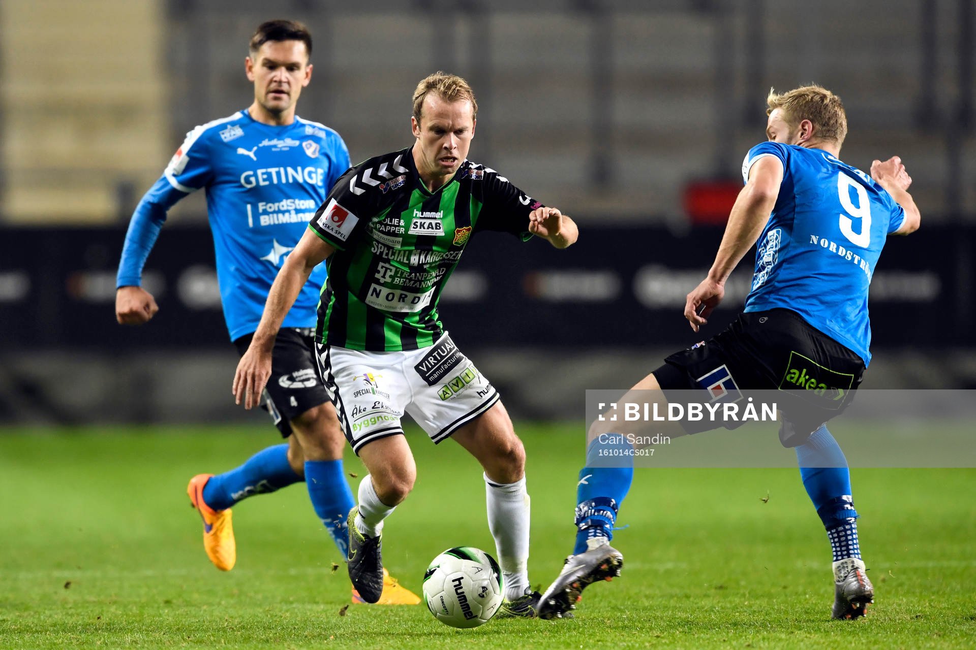 GAIS Craig Henderson och Halmstads Alexander Ruud Tveter under fotbollsmatchen i Superettan mellan GAIS och Halmstad den 14 oktober 2016 i Göteborg.