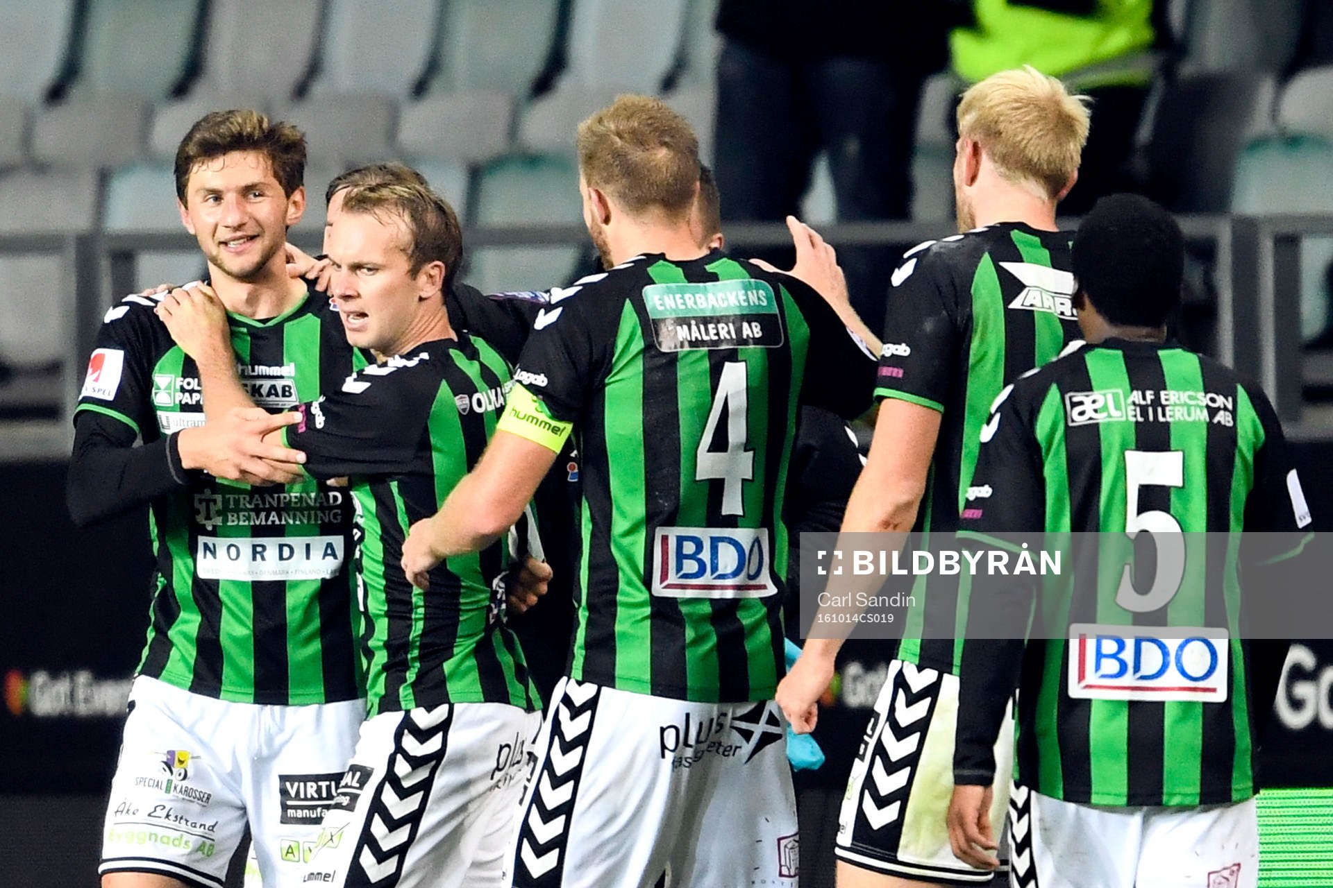 GAIS Alibek Aliev jublar med lagkamrater