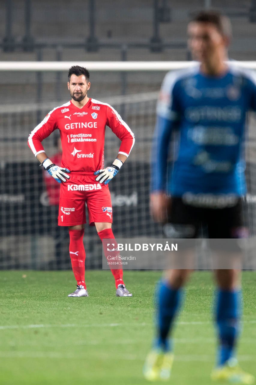 Halmstads målvakt Stojan Lukic deppar