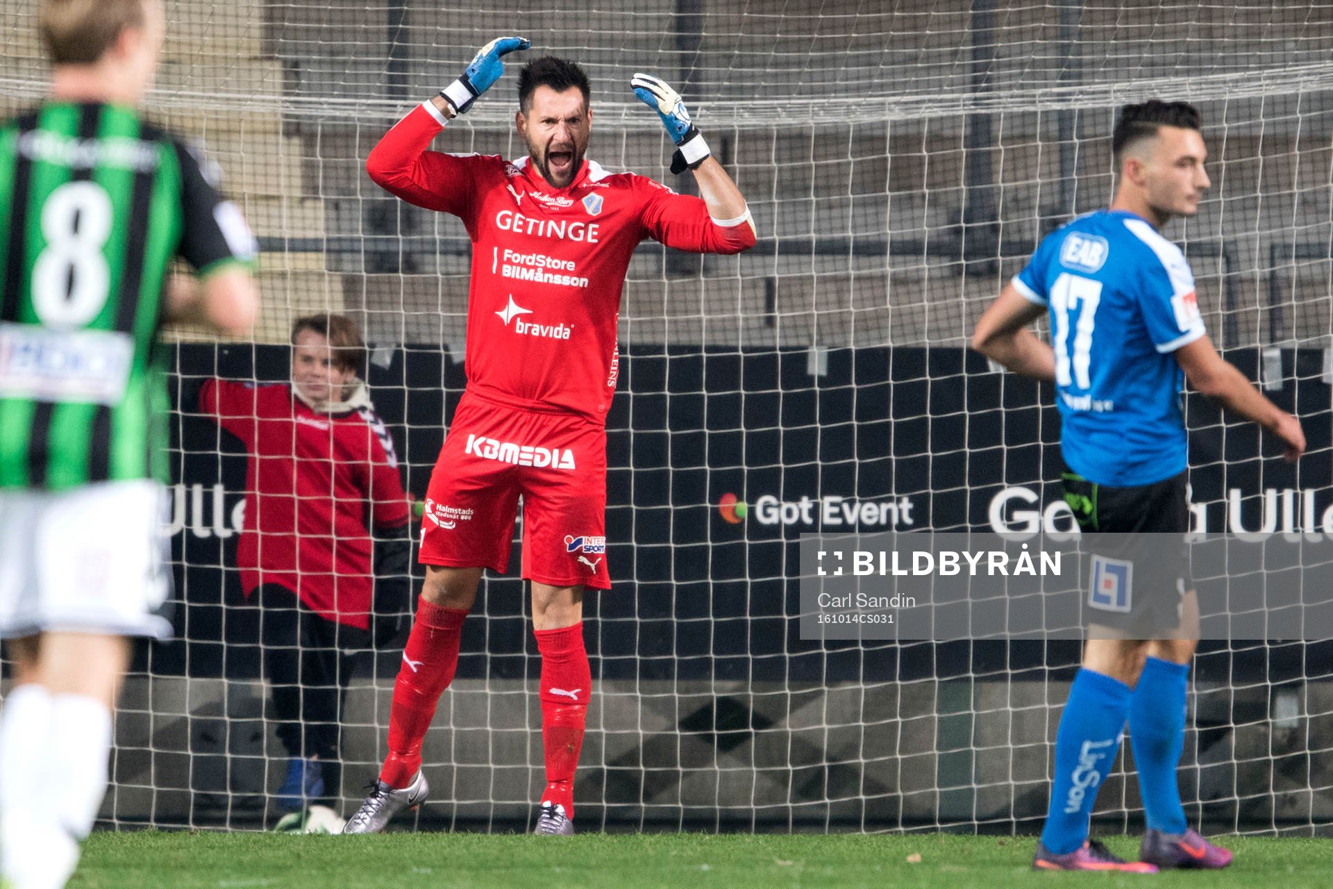 Halmstads målvakt Stojan Lukic reagerar