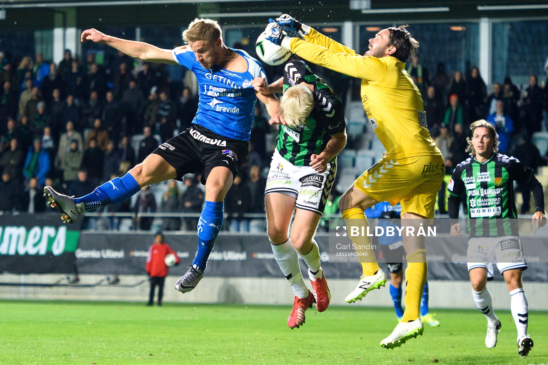 Halmstads Alexander Ruud Tveter i kamp om bollen med GAIS