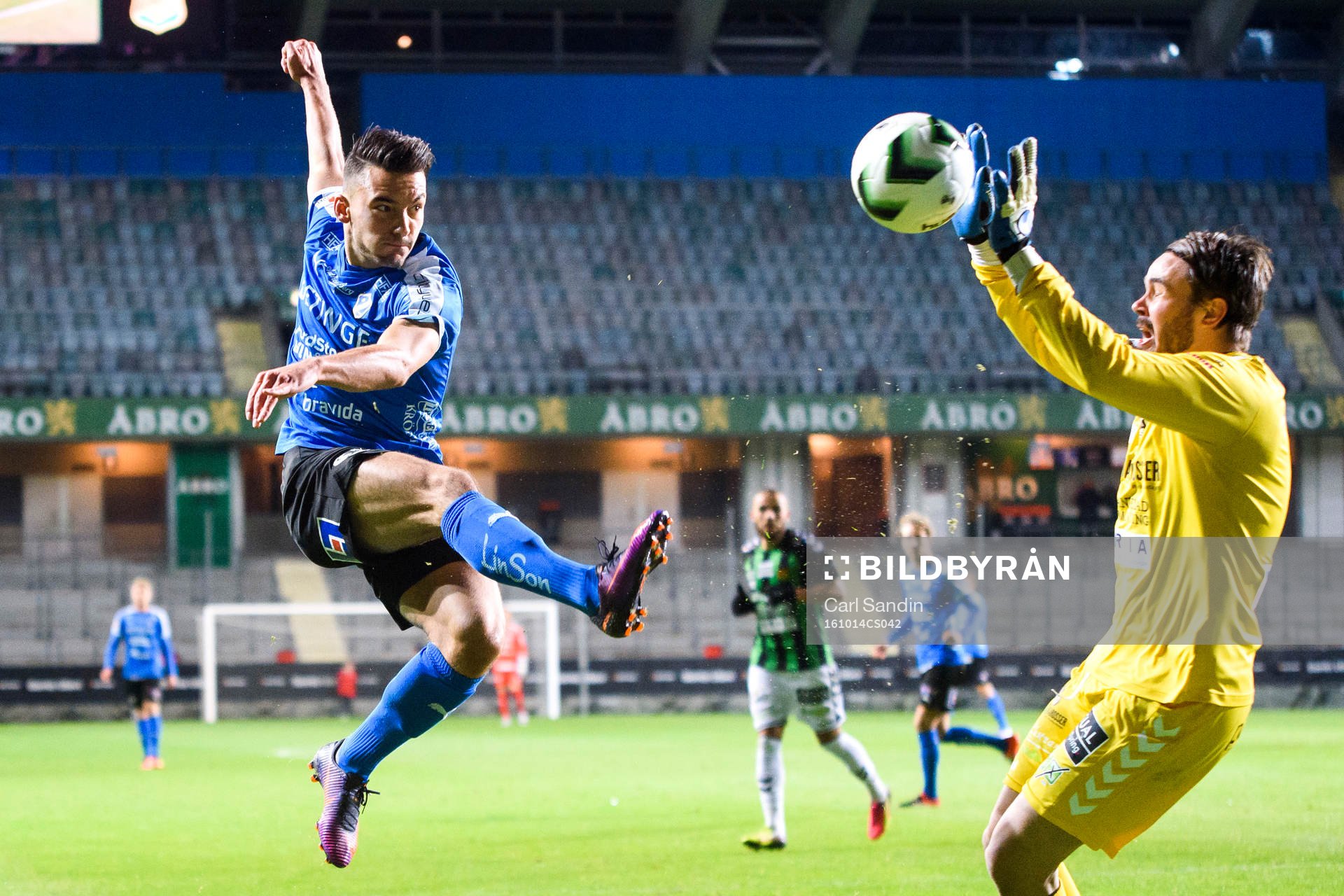 Halmstads Sead Haksabanovic skjuter bollen mot GAIS