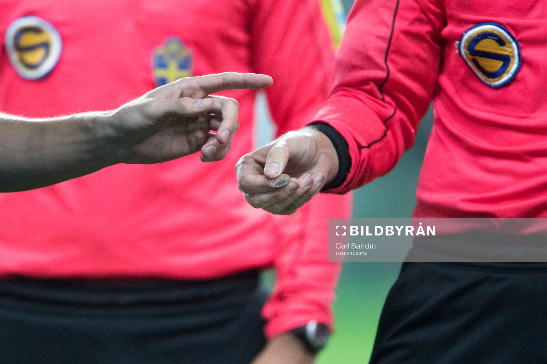 Slantsingling innan fotbollsmatchen i Superettan mellan