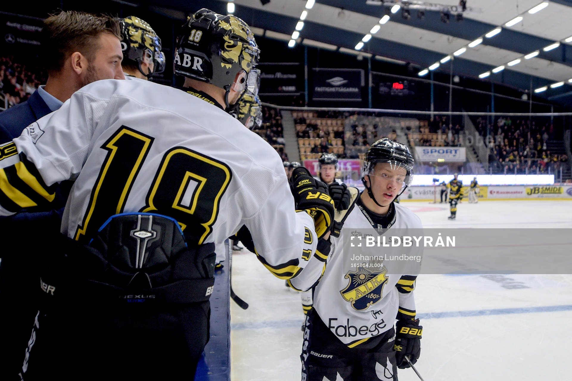 s Jesper Bratt jublar