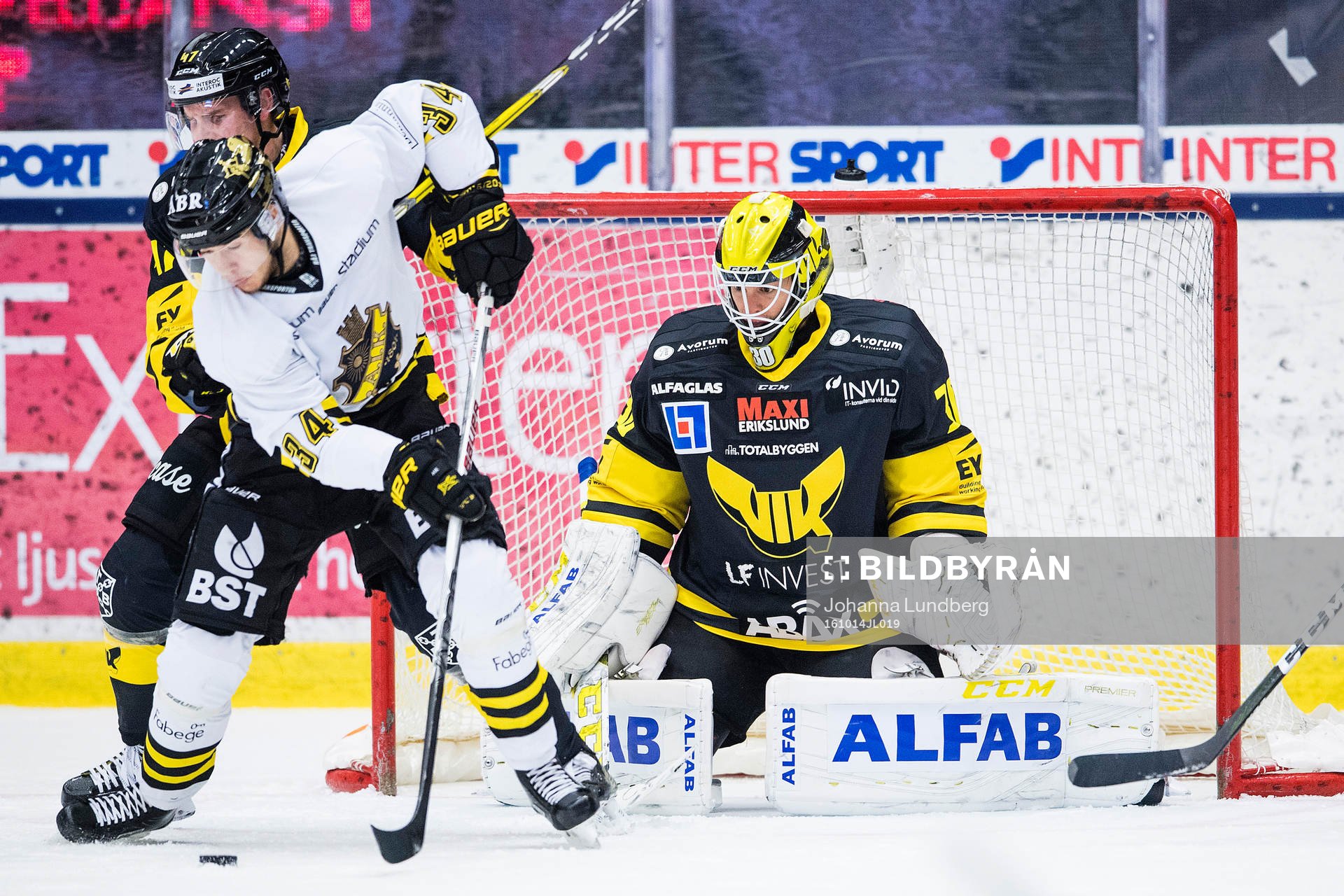 s Michael Lindqvist framför Västerås Rasmus Edström och