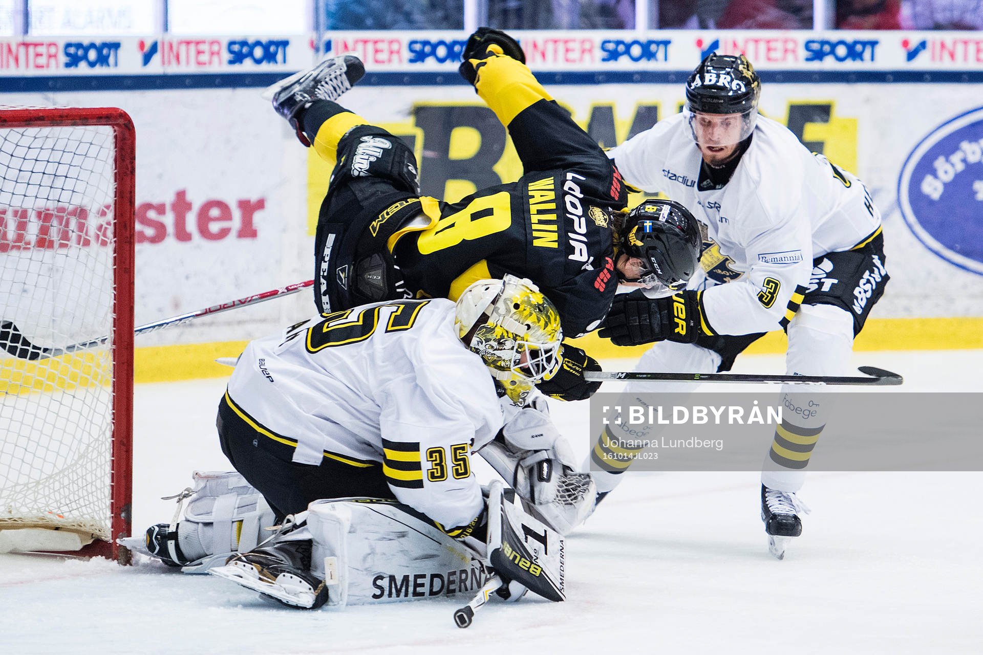 s målvakt Robin Rahm framför Jens Hellgren