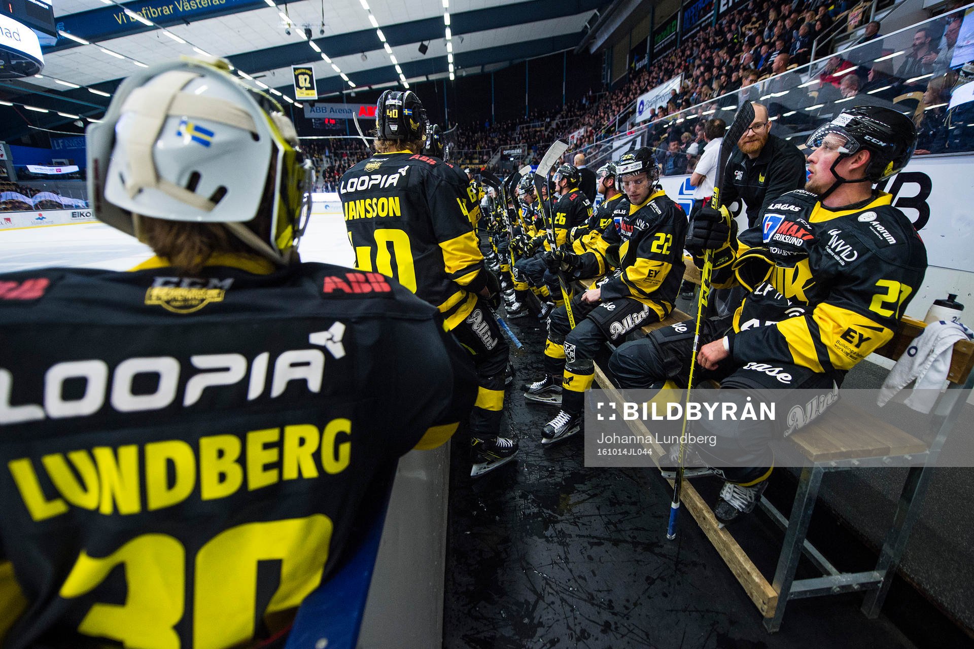 Västerås bänk med målvakt Henrik Lundberg och Johan
