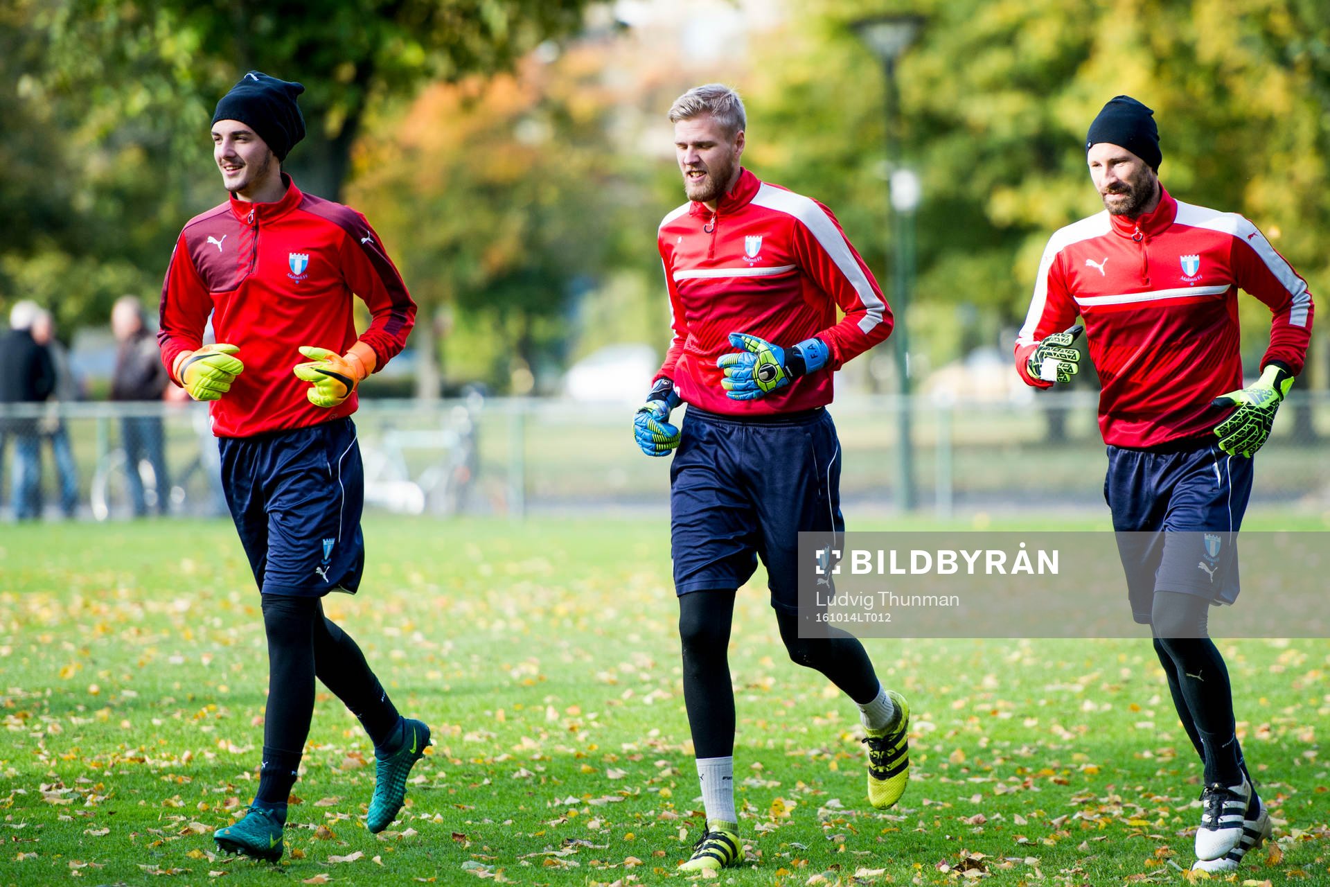 Malmö FFs målvakt Marko Johansson, målvakt Fredrik Andersson och målvakt Johan Wiland under en fotbollsträning med Malmö FF den 14 april 2016 i Malmö.