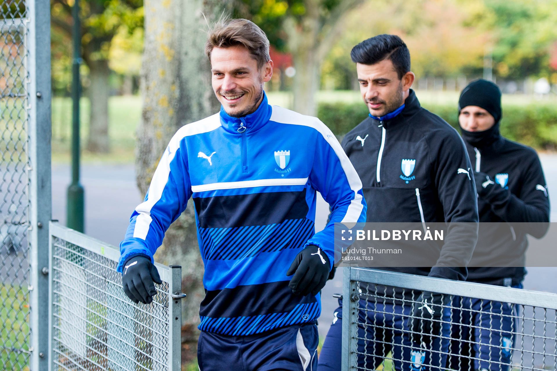 Malmö FFs Markus Rosenberg, Behrang Safari och Magnus Wolff Eikrem under en fotbollsträning med Malmö FF den 14 april 2016 i Malmö.