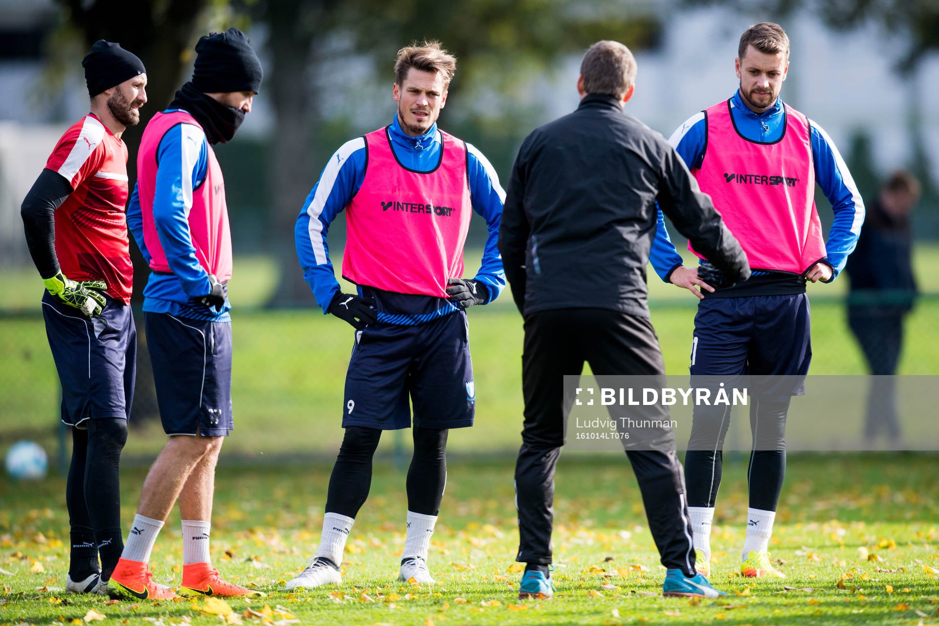 Malmö FFs tränare Allan Kuhn instruerar målvakt Johan Wiland, Markus Rosenberg och Rasmus Bengtsson under en fotbollsträning med Malmö FF den 14 april 2016 i Malmö.