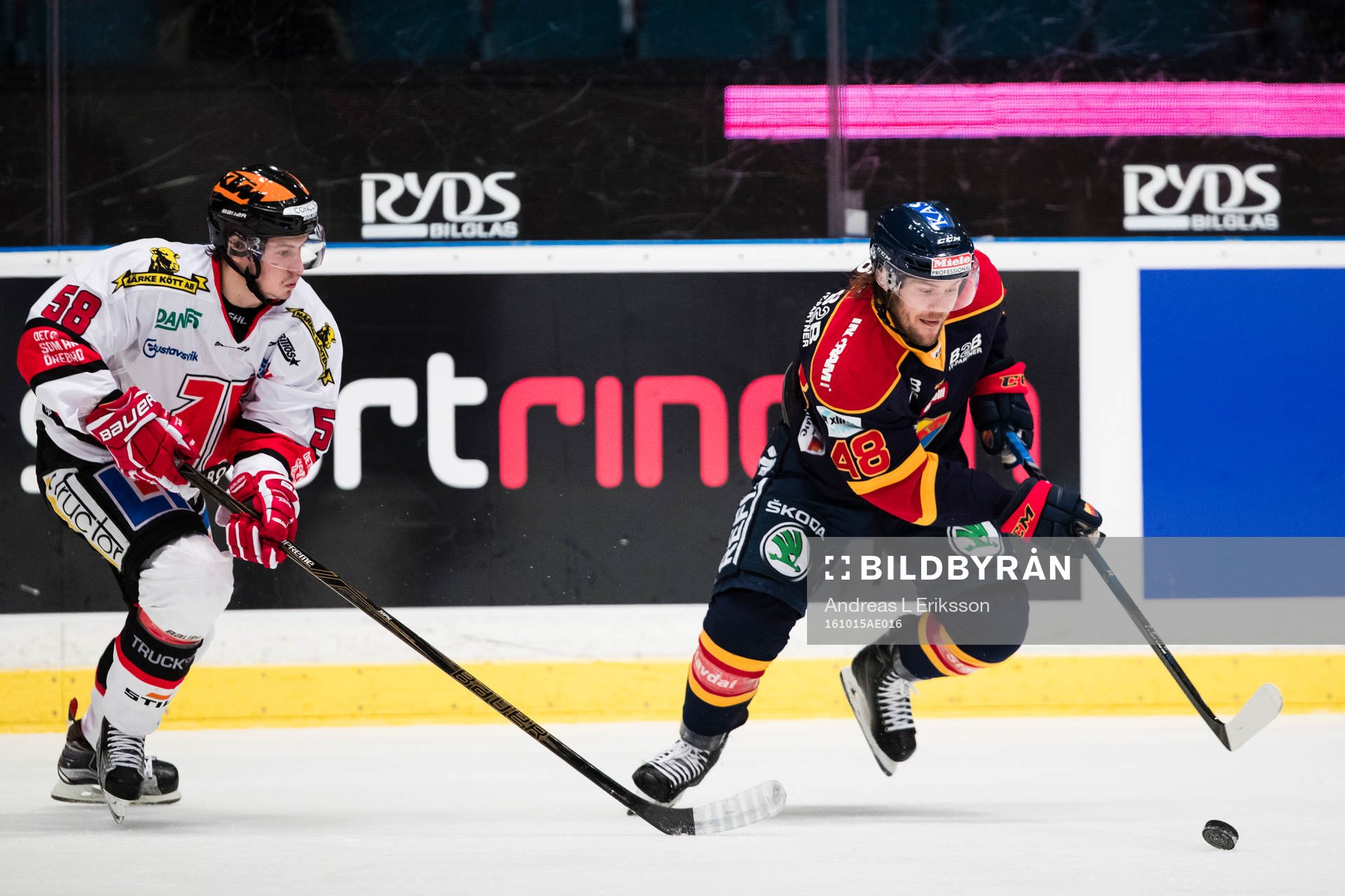 Örebros Michael Haga jagar Djurgårdens Mikko Kousa