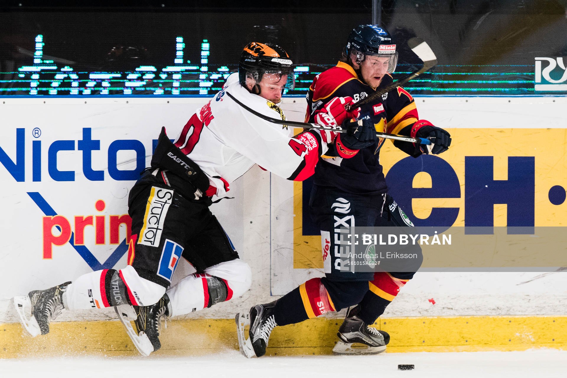 Örebros Anders Eriksson i kamp om pucken med Djurgårdens