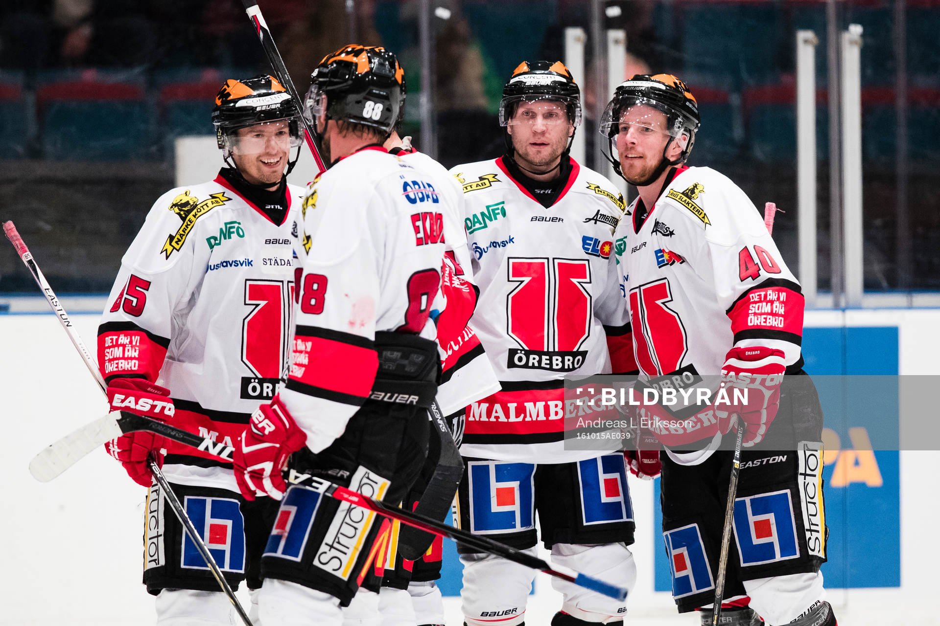 Örebros Kalle Olsson jublar tillsammans Viktor Ekbom,