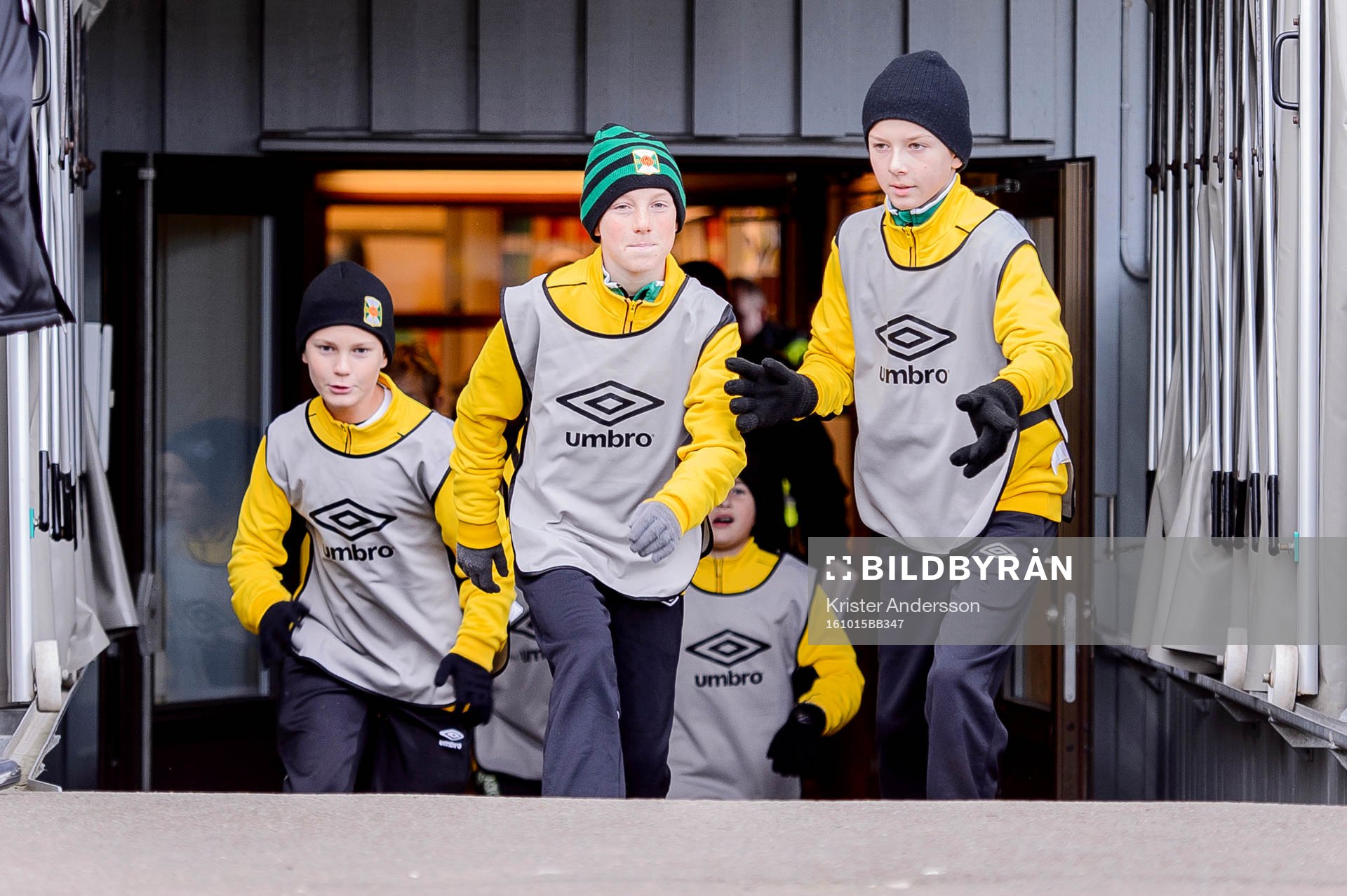 Bollkallar på väg in före fotbollsmatchen i Superettan