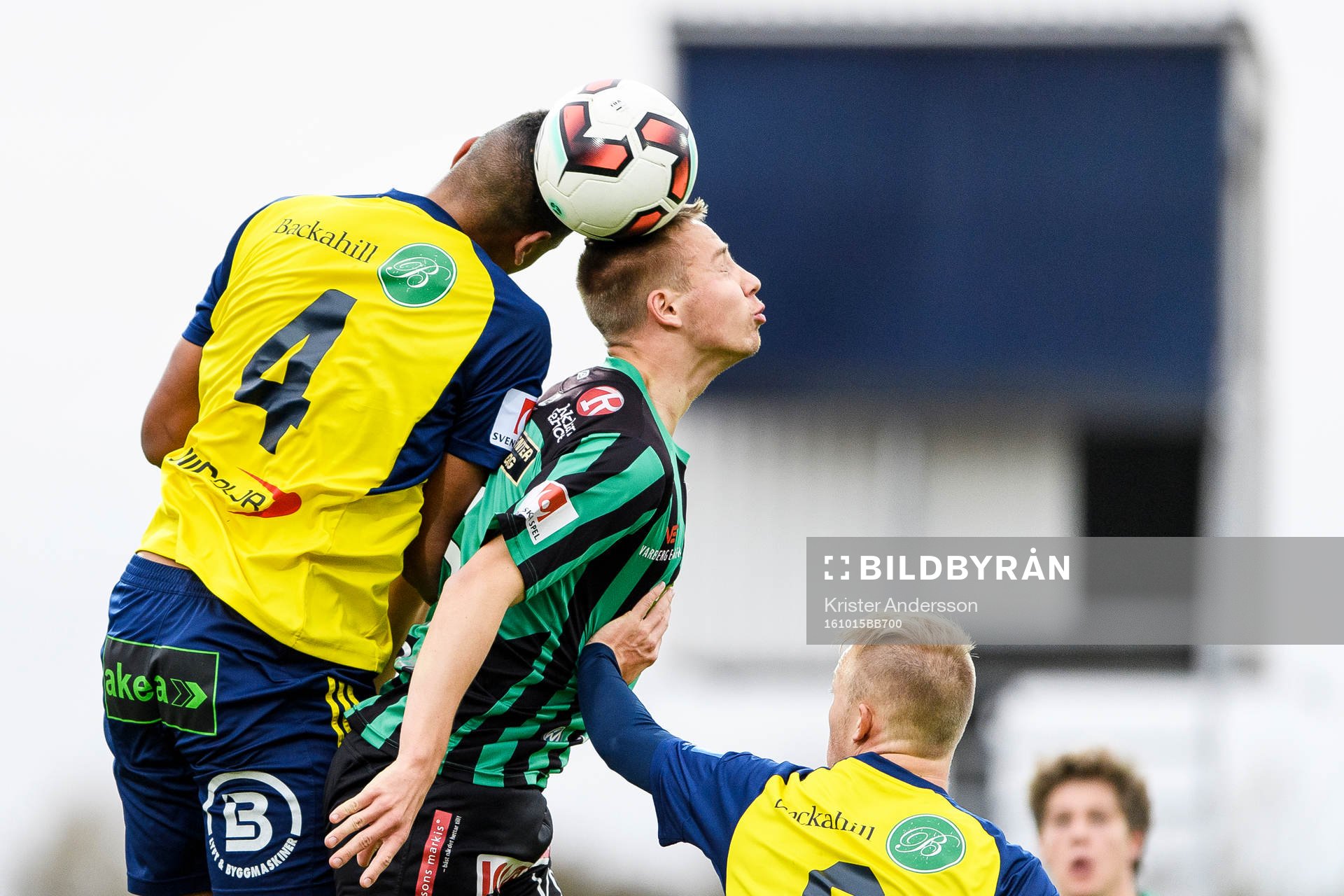 Ängelholms Patrick Dyrestam i närkamp med Varbergs Ivan Näsberg under fotbollsmatchen i Superettan mellan Varberg och Ängelholm den 15 oktober 2016 i Varberg.