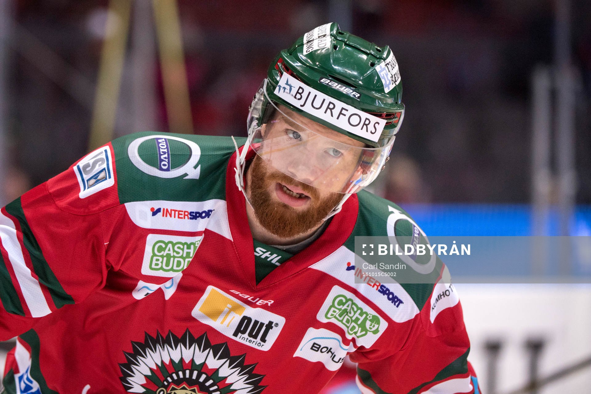 Frölundas Robin Figren värmer upp innan ishockeymatchen i