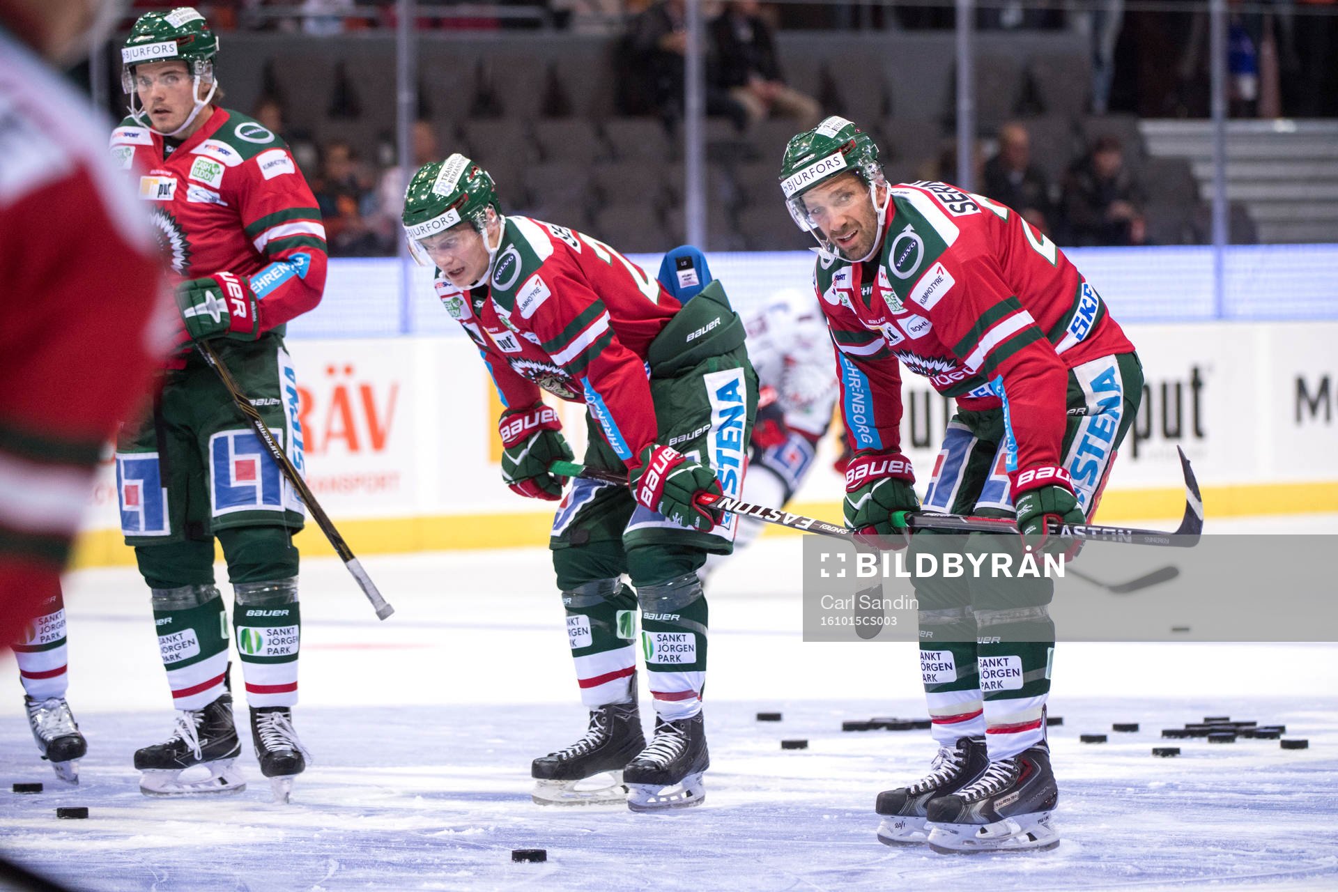 Frölundas Joel Lundqvist värmer upp innan ishockeymatchen