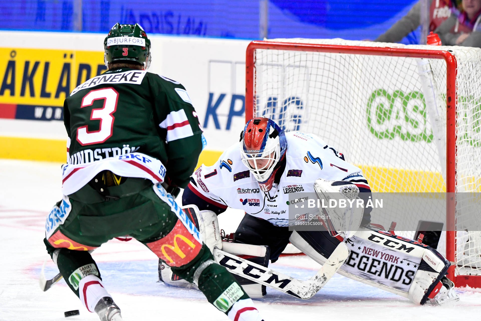 Frölundas Carl Grundström oroar framför Linköpings