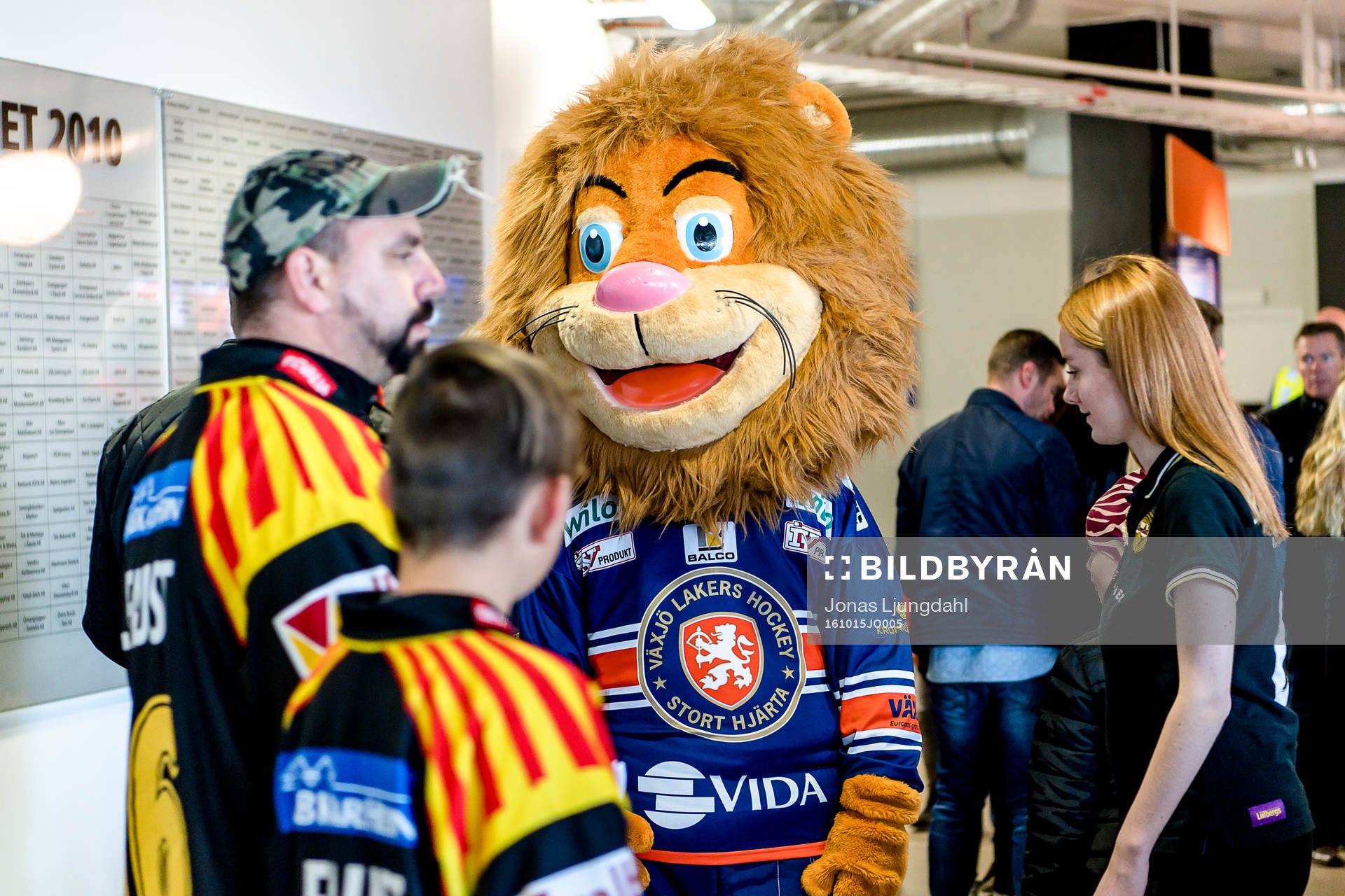 Växjös maskot före ishockeymatchen i SHL mellan Växjö