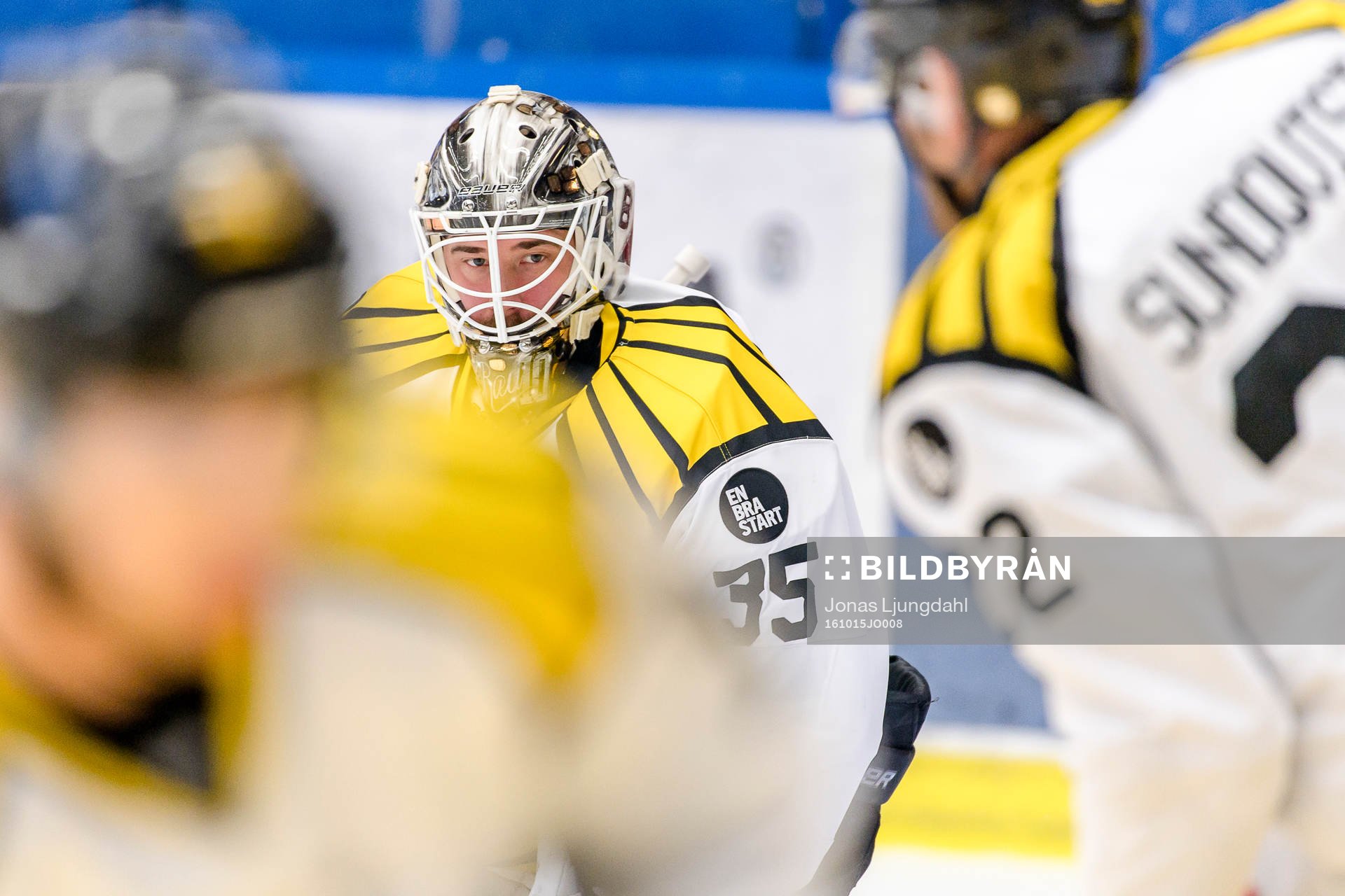 Brynäs målvakt David Rautio värmer upp före