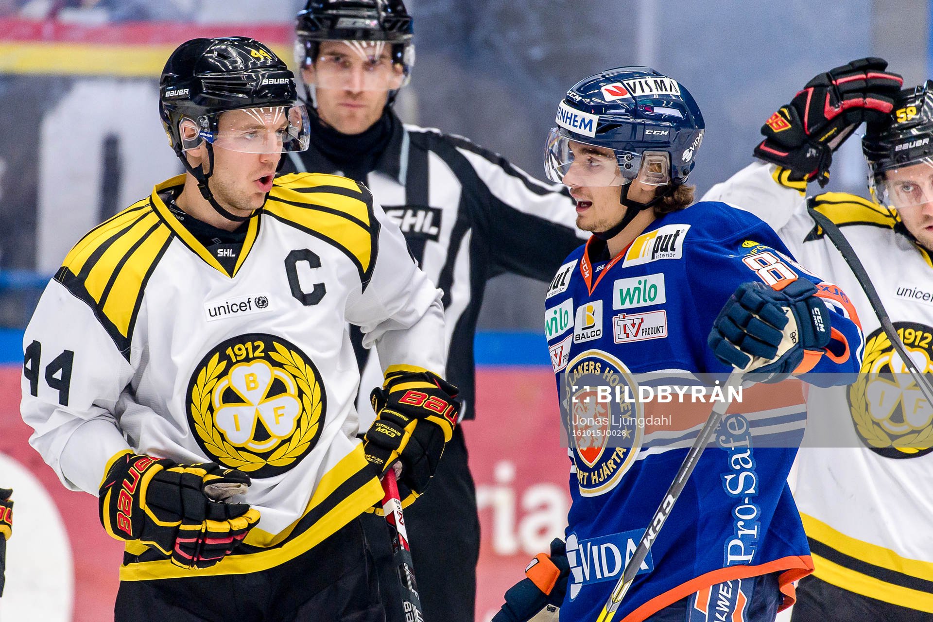 Brynäs Jacob Blomqvist pratar med Växjös Adam Brodecki