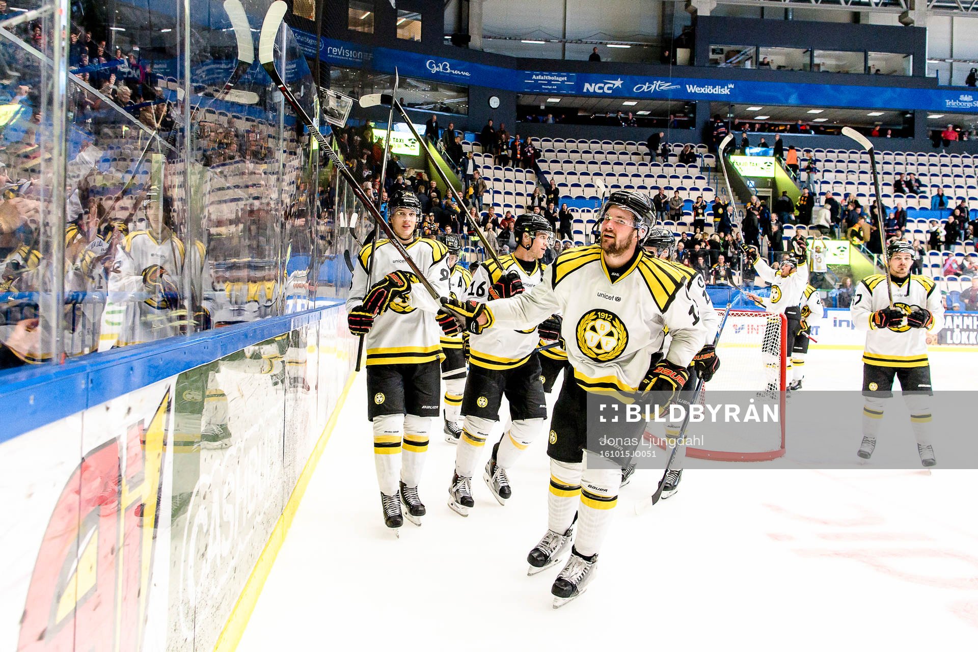 Brynäs spelare jublar framför fansen