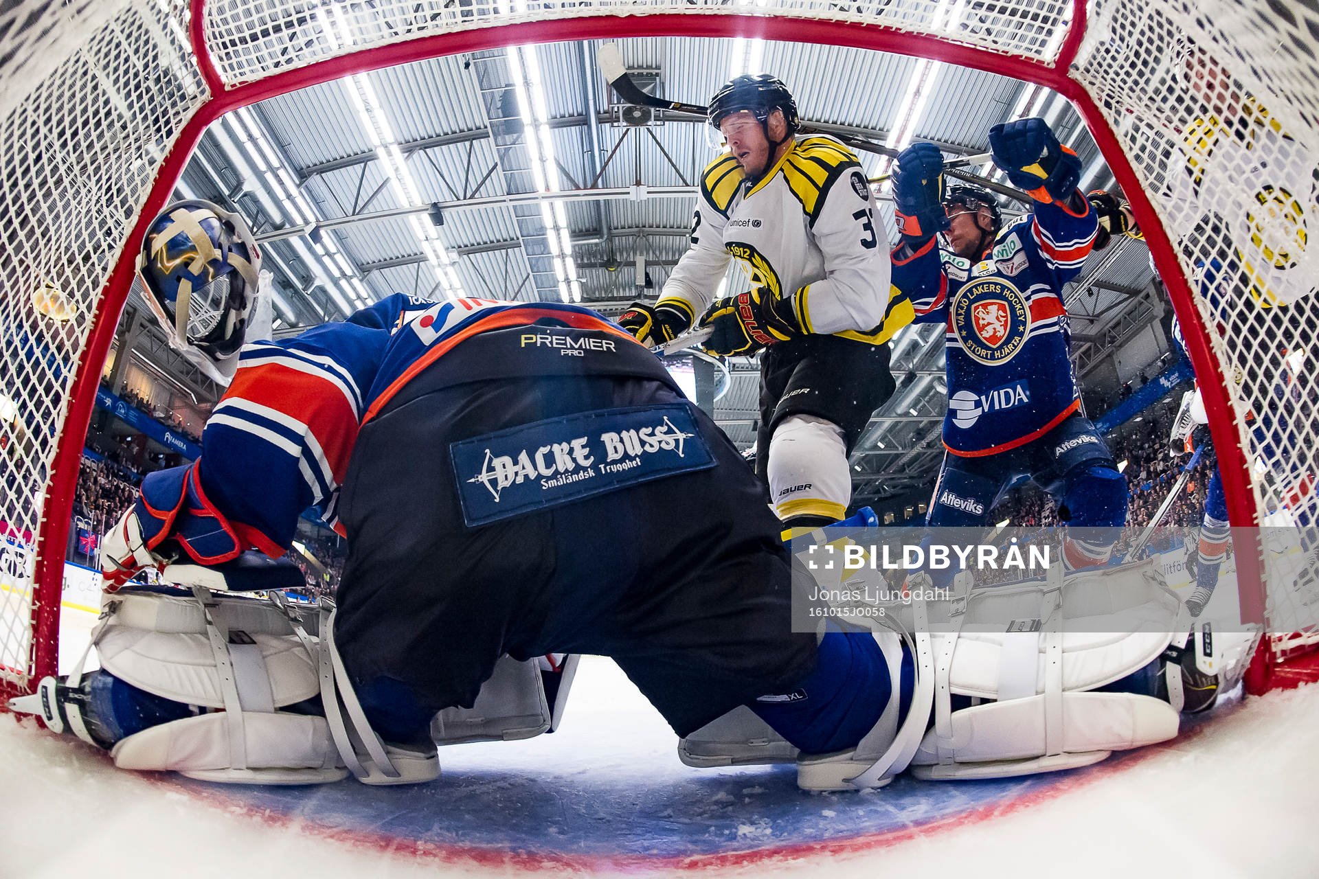 Växjös målvakt Viktor Andrén tappar masken i en