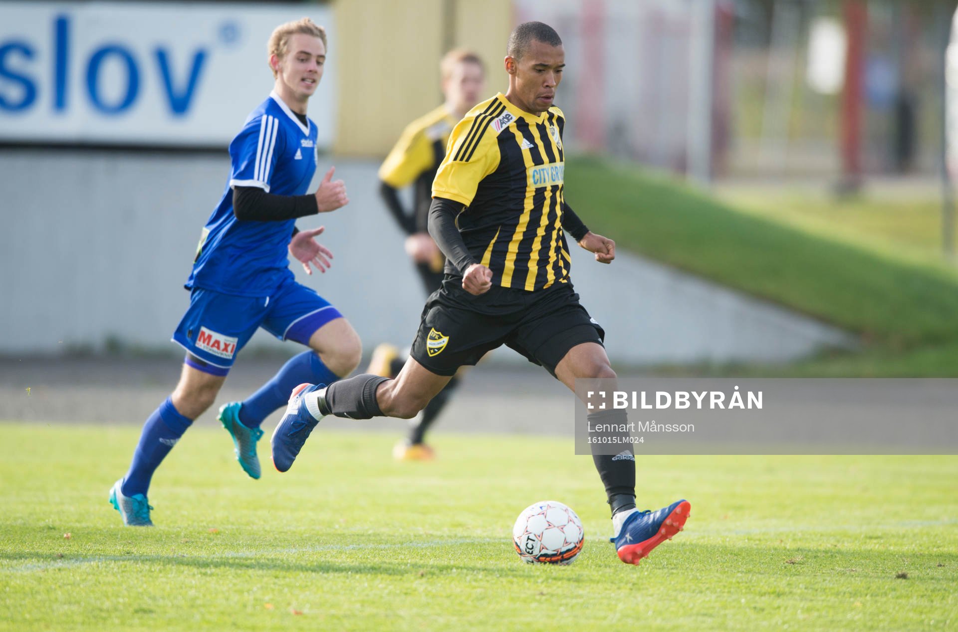 IFK Hässleholms Kevin Thompson gör 2-1 och jublar i