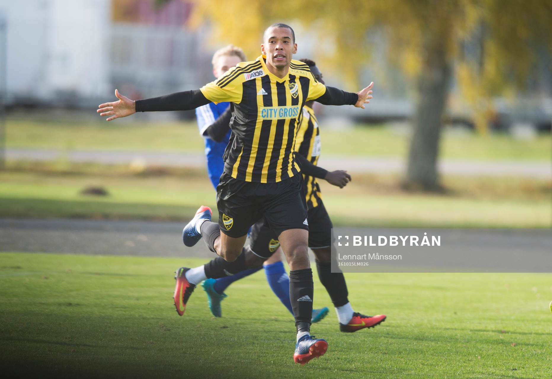 IFK Hässleholms Kevin Thompson gör 2-1 och jublar i