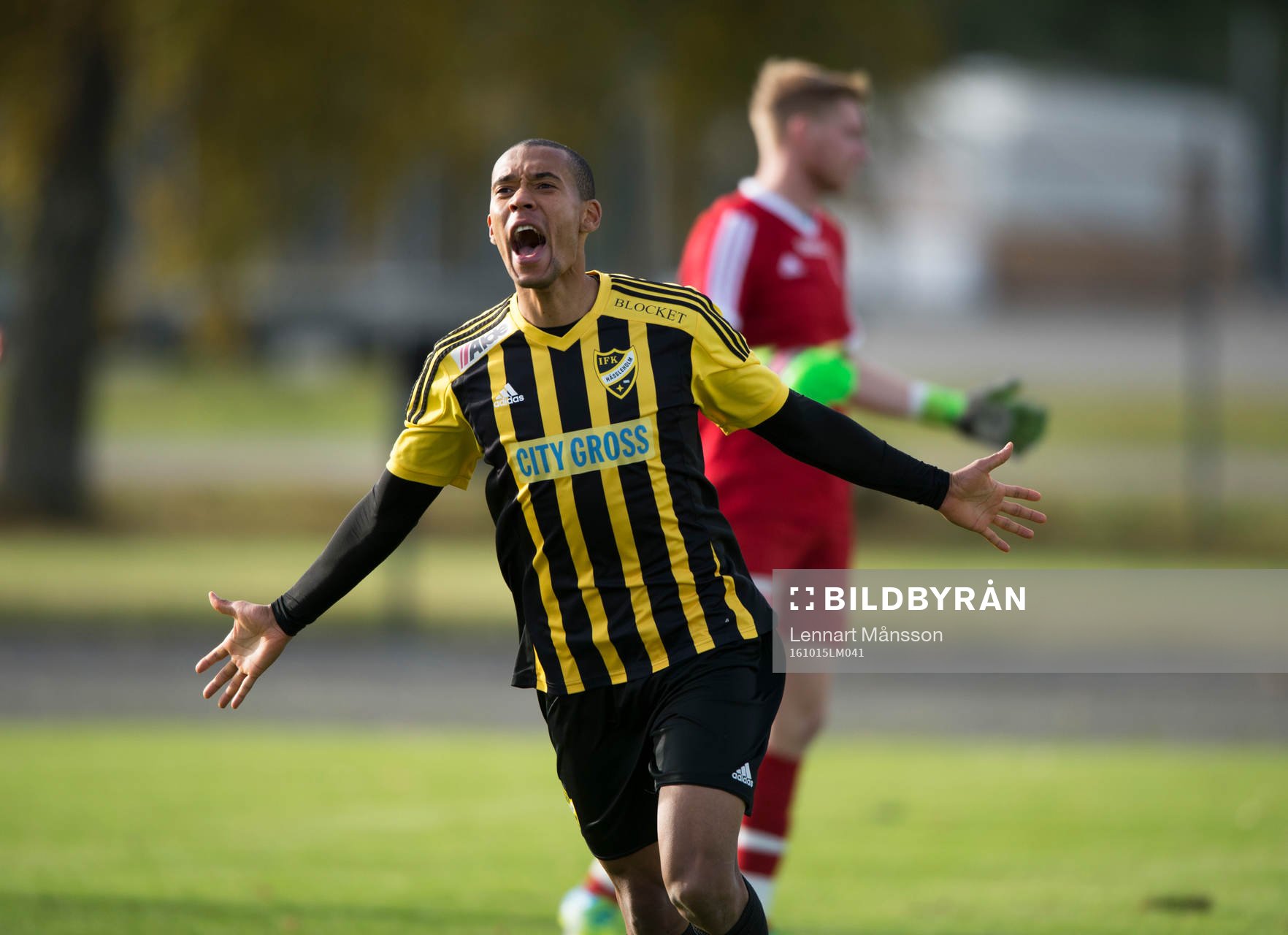 IFK Hässleholms Kevin Thompson gör 2-1 och jublar i