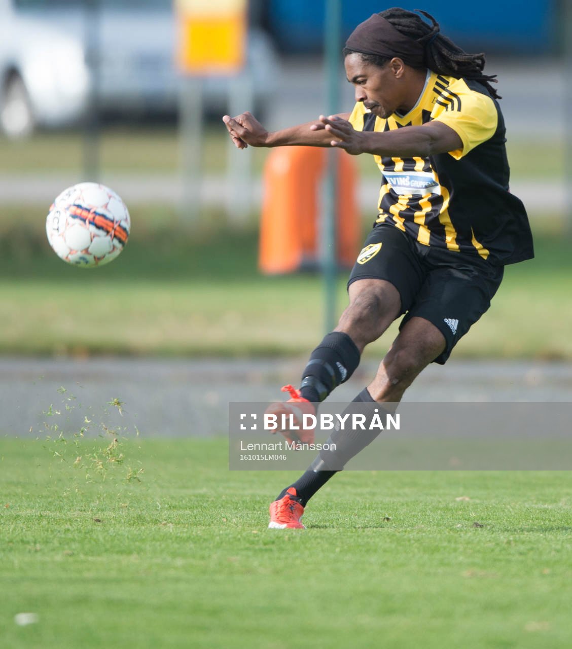IFK Hässleholms Ayanda Nkili i matchen i division 2 mellan