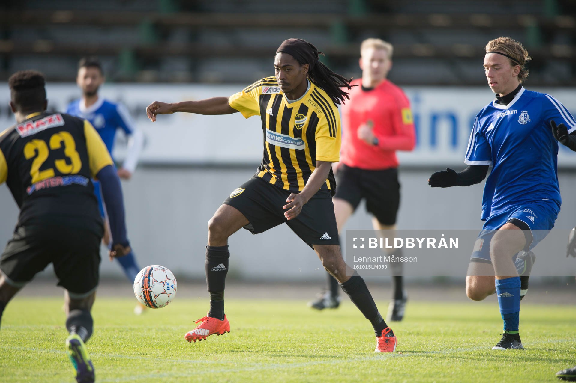 IFK Hässleholms Ayanda Nkili i matchen i division 2 mellan