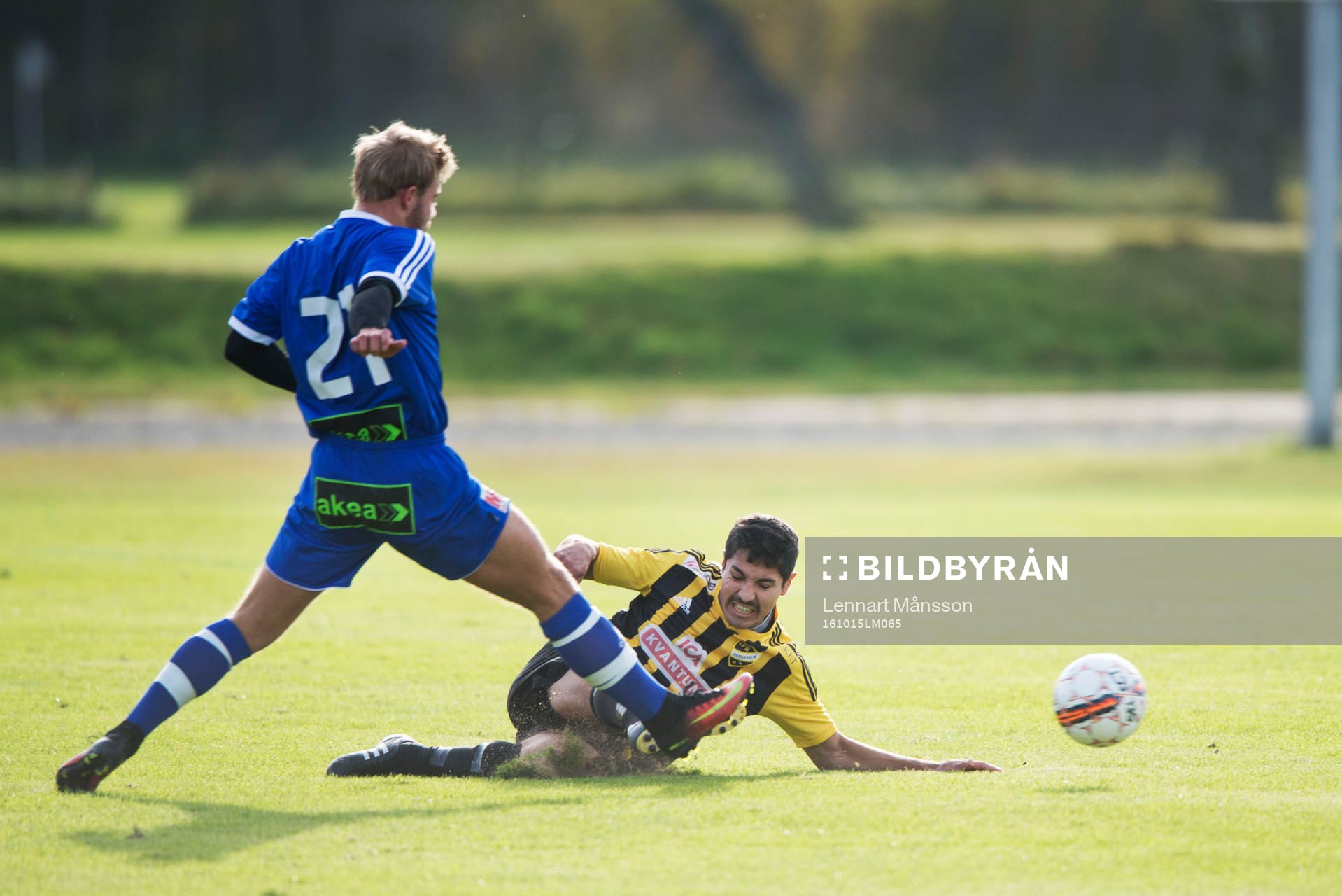 IFK Hässleholms Diego Delgado glidtacklar i matchen i
