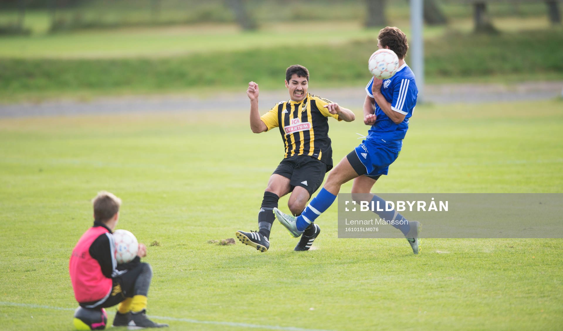 Bollkalle kollar in IFK Hässleholms Diego Delgado i