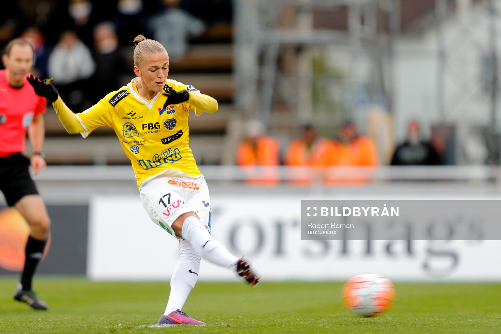 Falkenbergs Jesper Karlsson gör 1-0 på straff