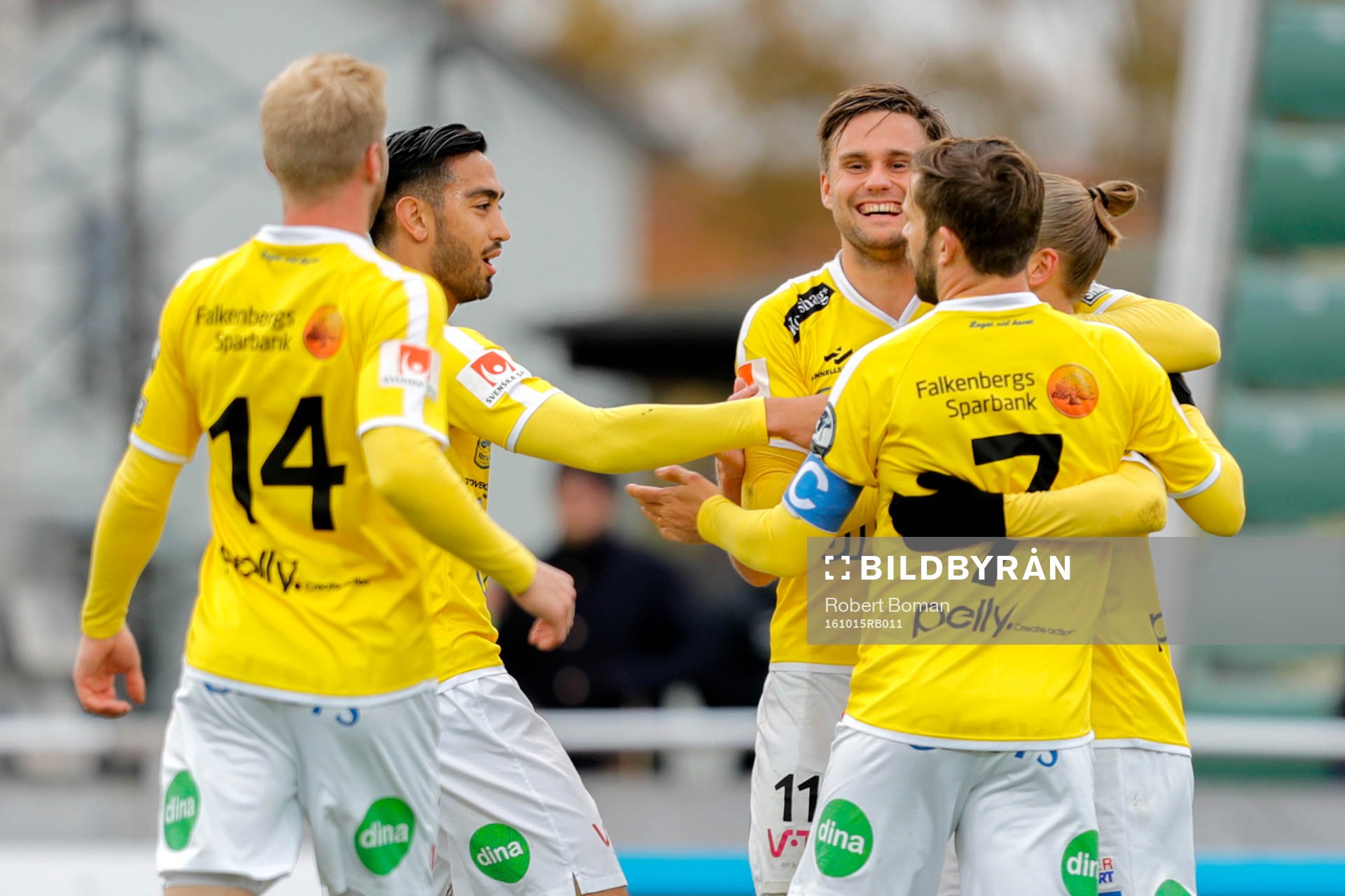 Falkenbergs Jesper Karlsson jublar med lagkamrater