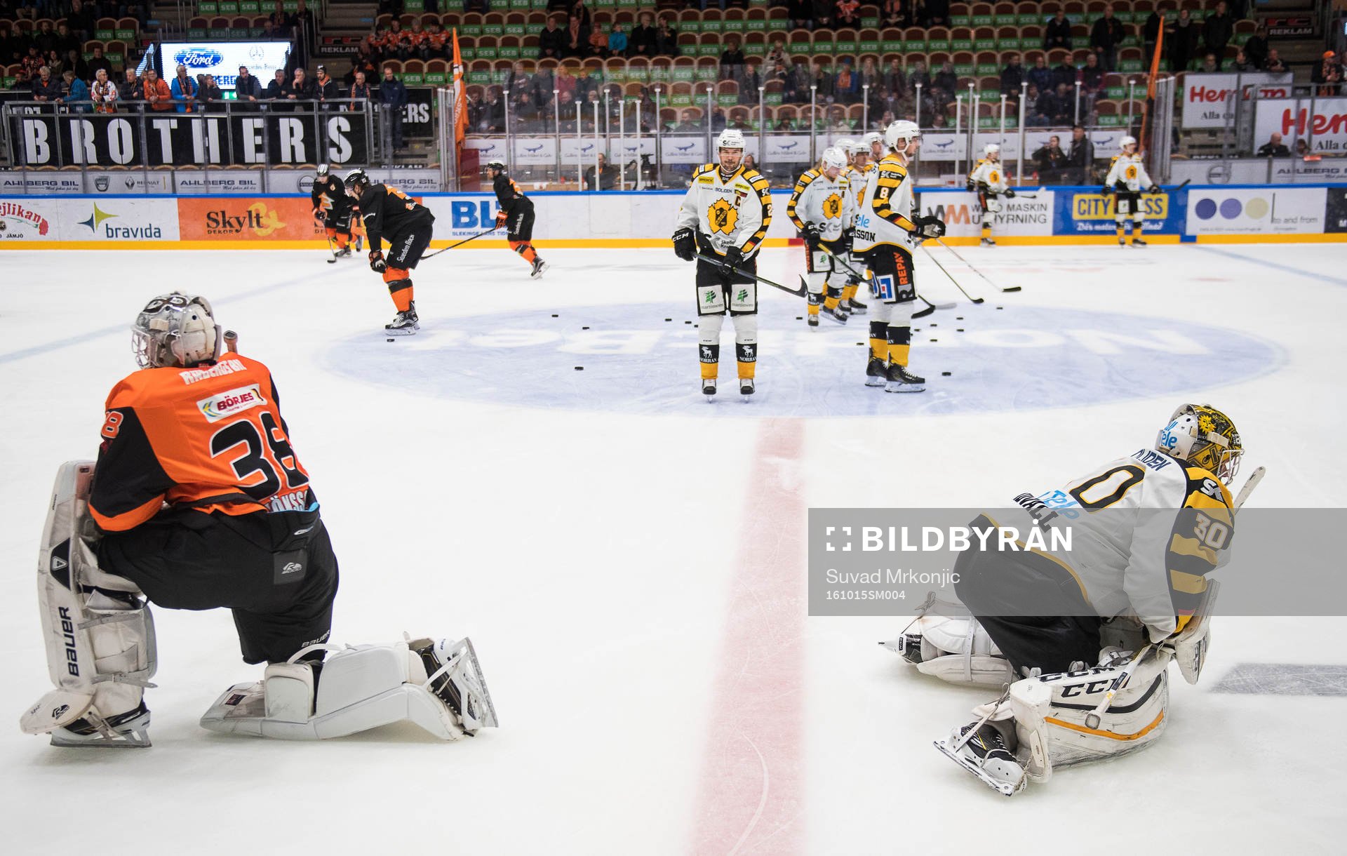 Målvakterna och spelarna värmer upp